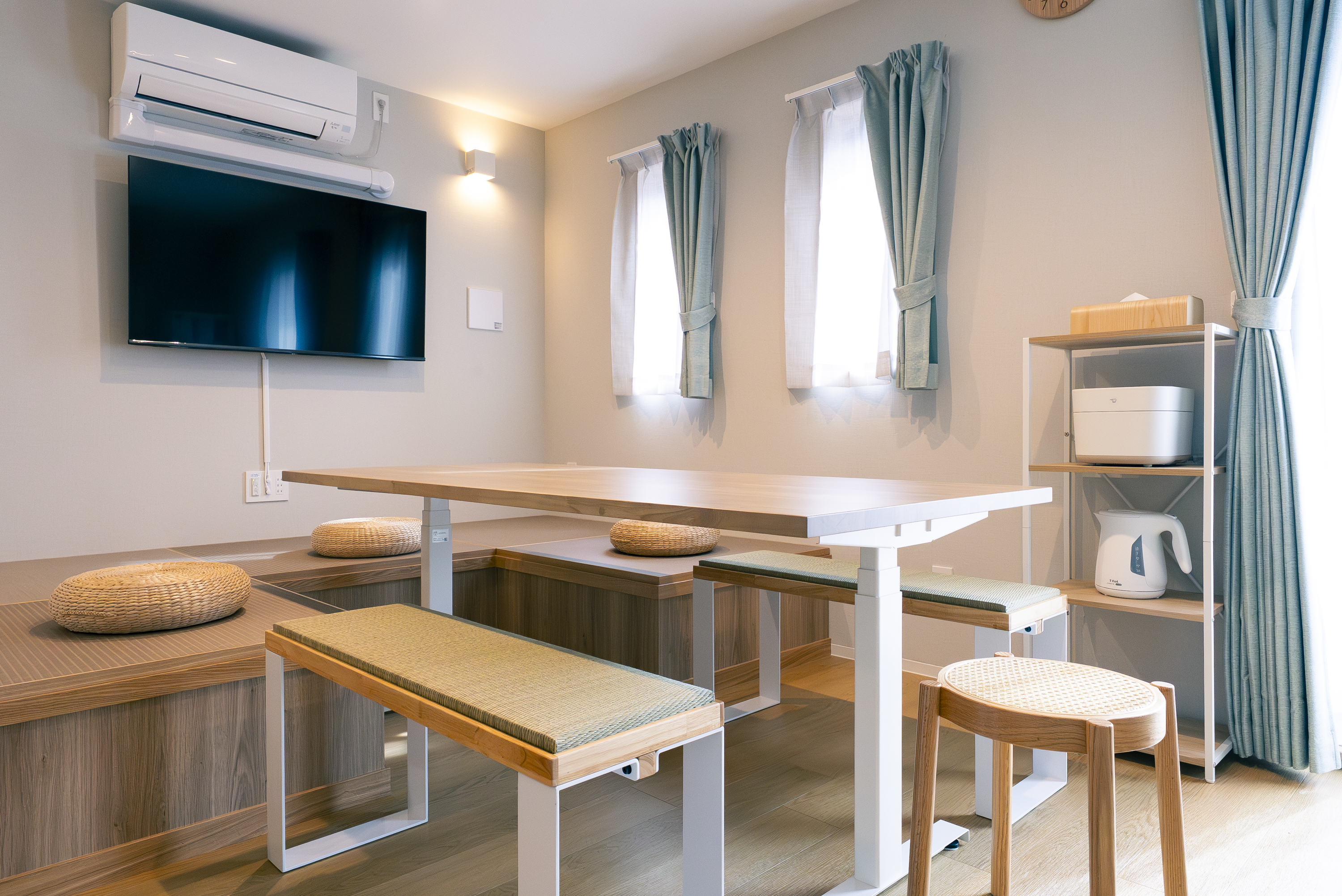 畳の小上がりを利用したダイニング