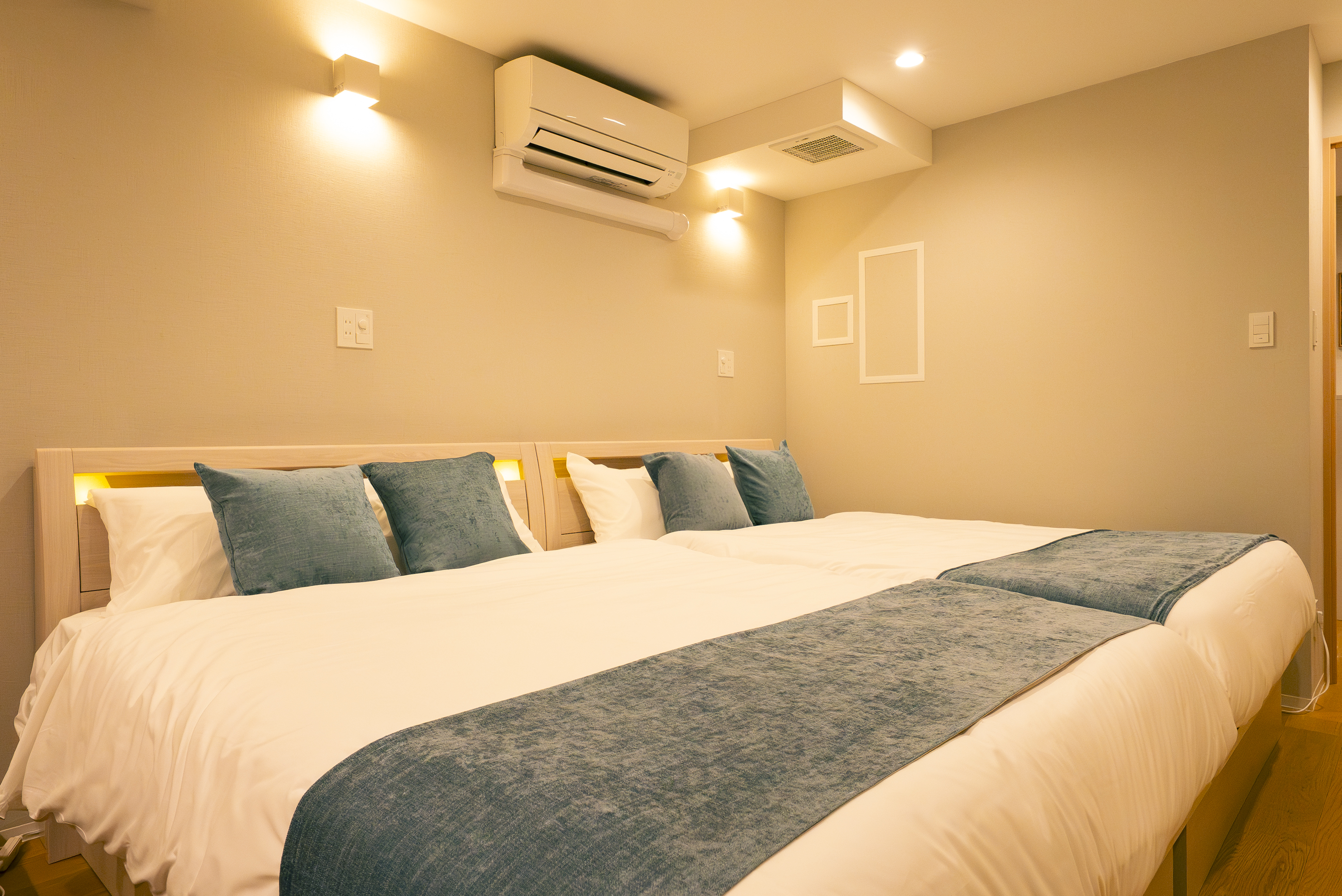 ダブルベッド&times;2