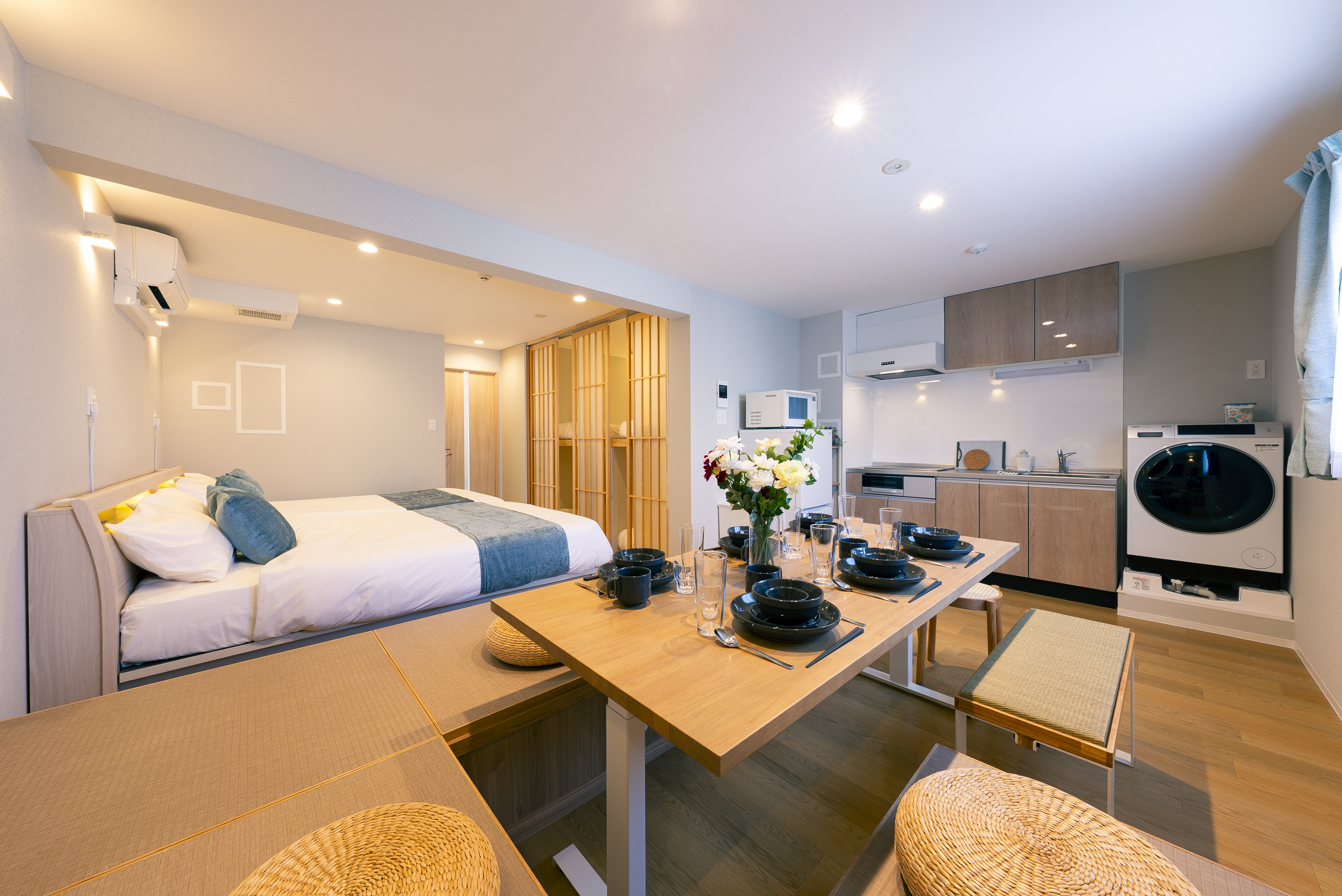 和モダンで統一された室内