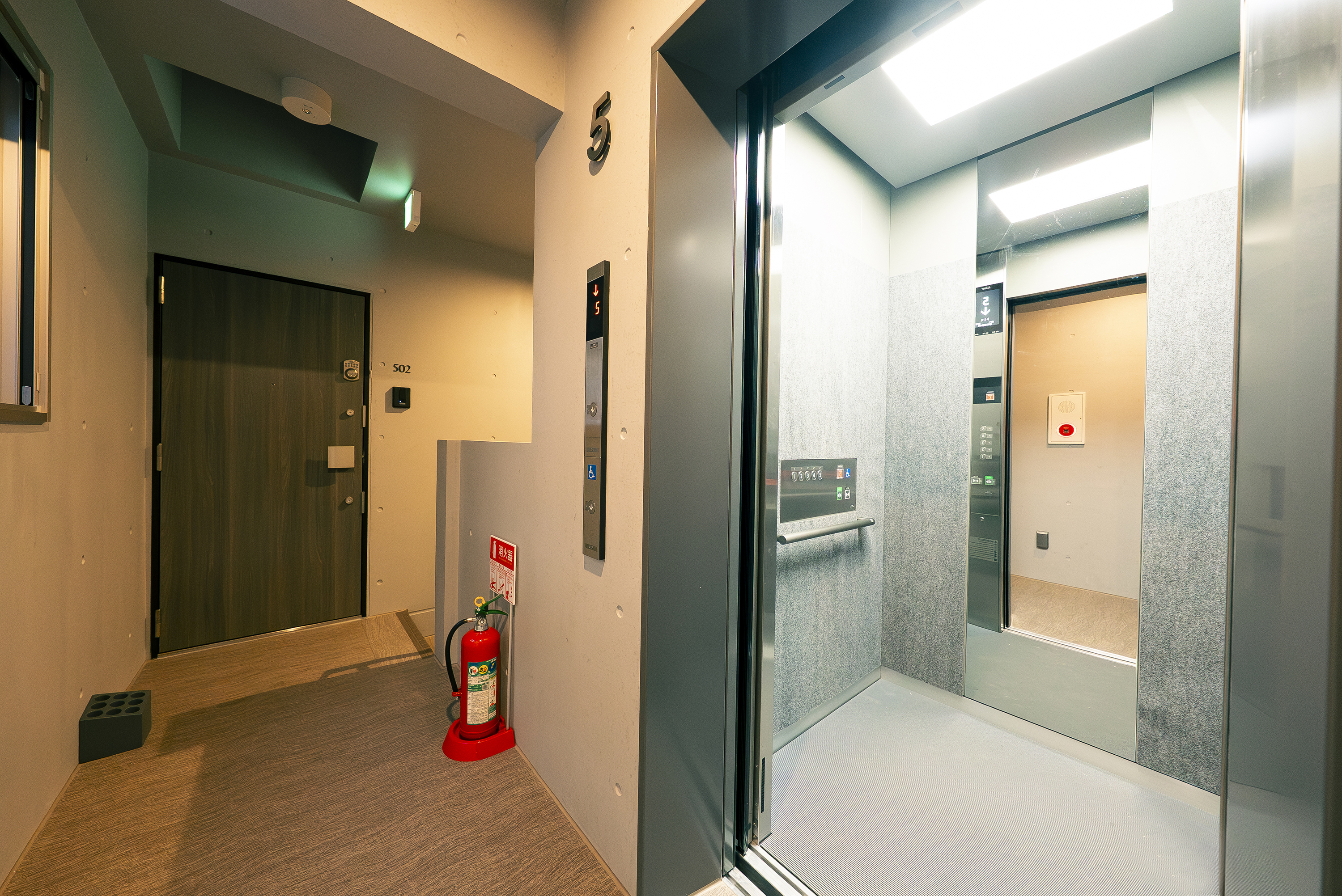 建物は5階建て、エレベーター完備