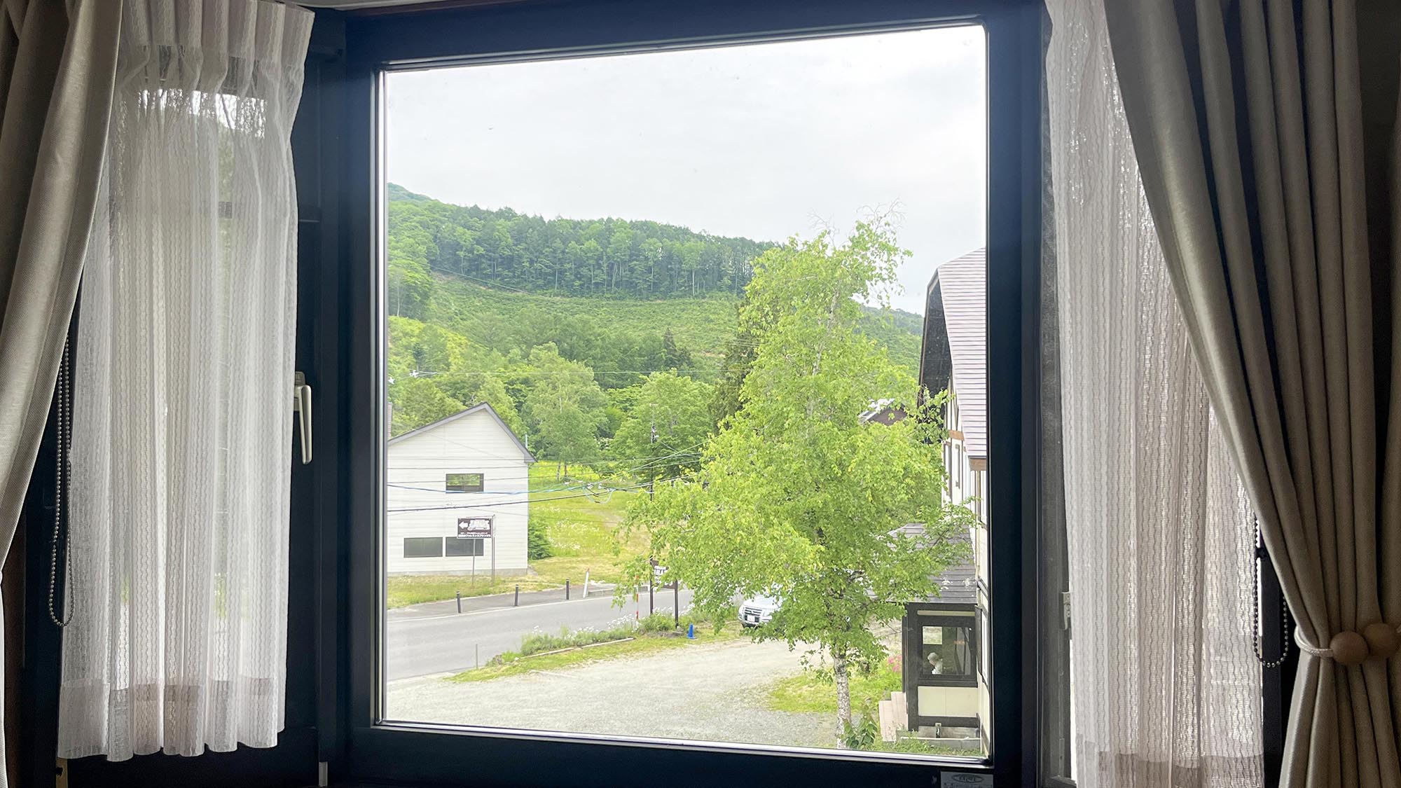 #ツイン　窓からは四季折々に表情を変える裏磐梯の景色をご覧いただけます。