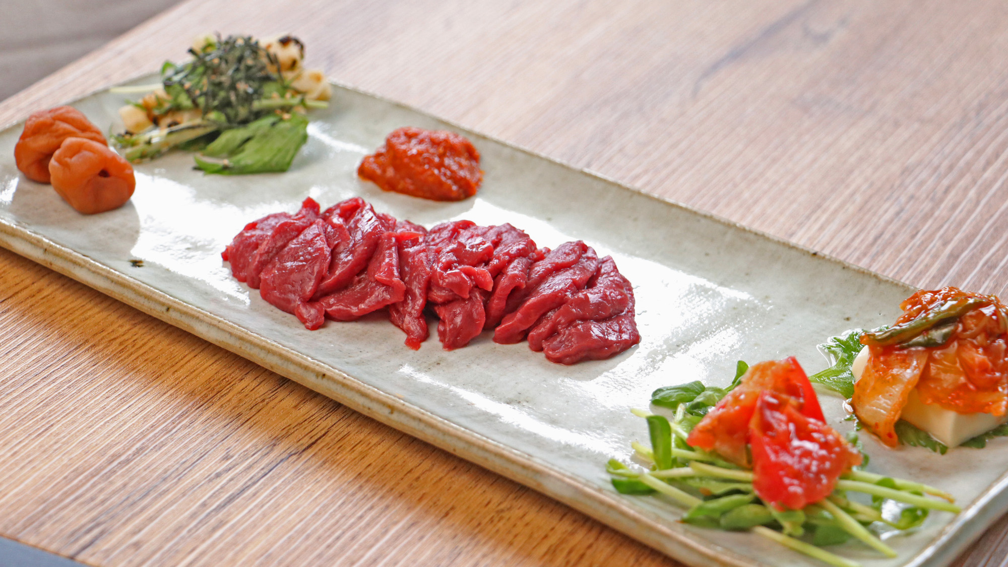 #馬刺し定食イメージ　地元食材をふんだんに使った料理は、どれも絶品。会津の旬を五感で感じられます♪