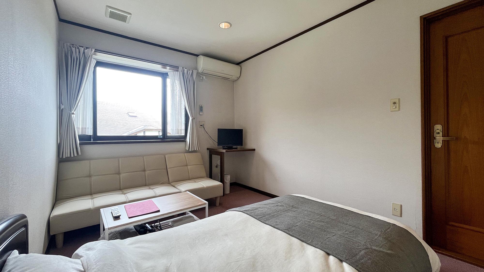 #ツイン　シングルベッドとソファーベッドを備えた洋室タイプのお部屋。