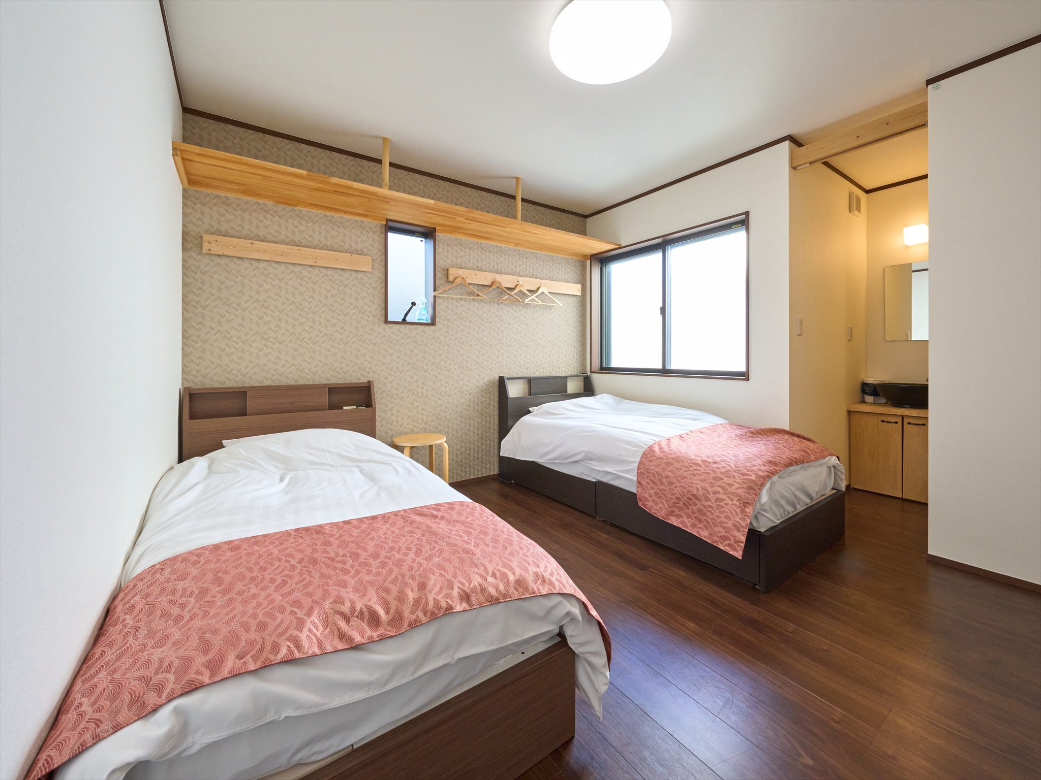 シングルベッド2台、シャワールーム