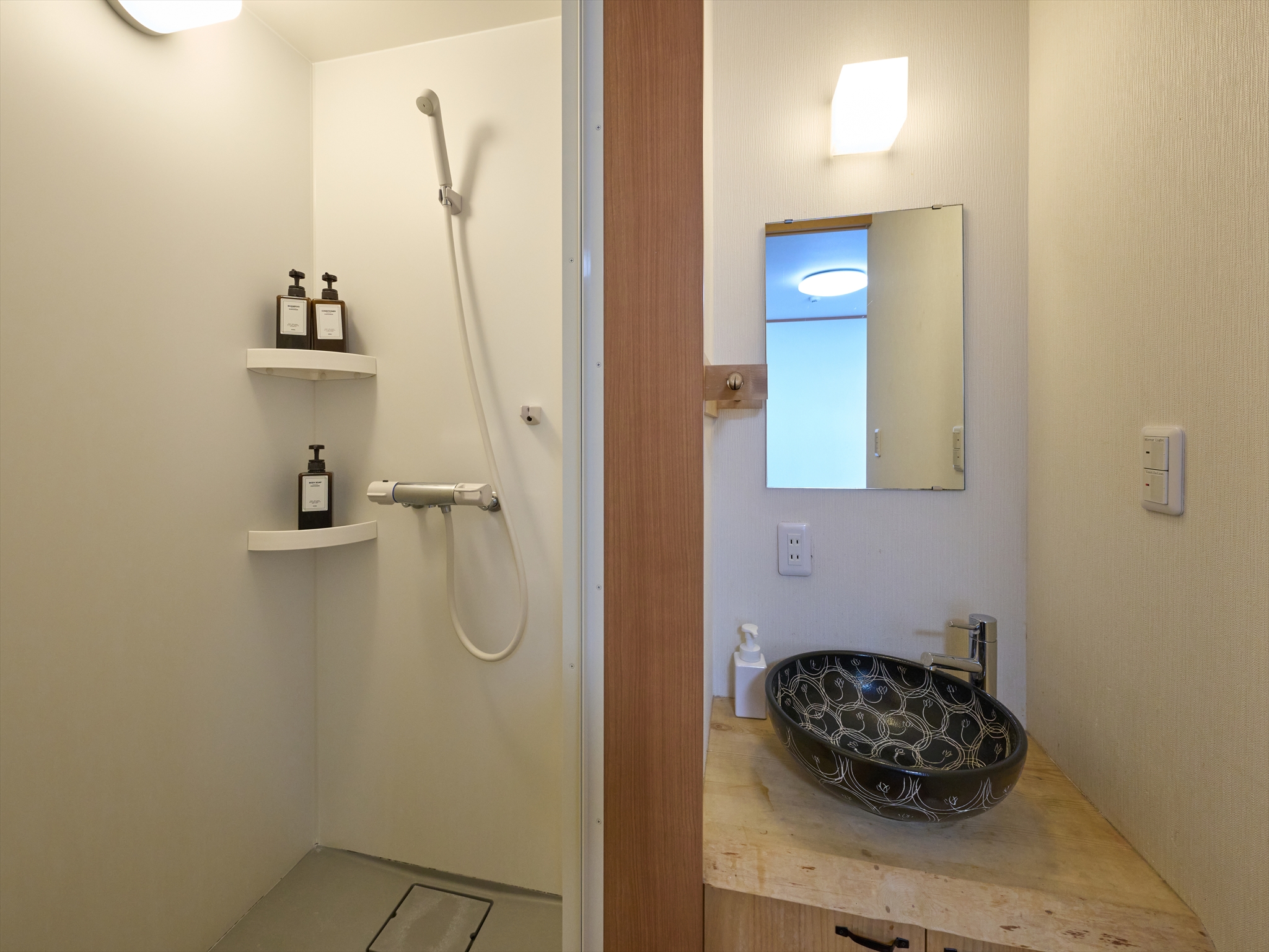 2階：洋室（シャワールーム）