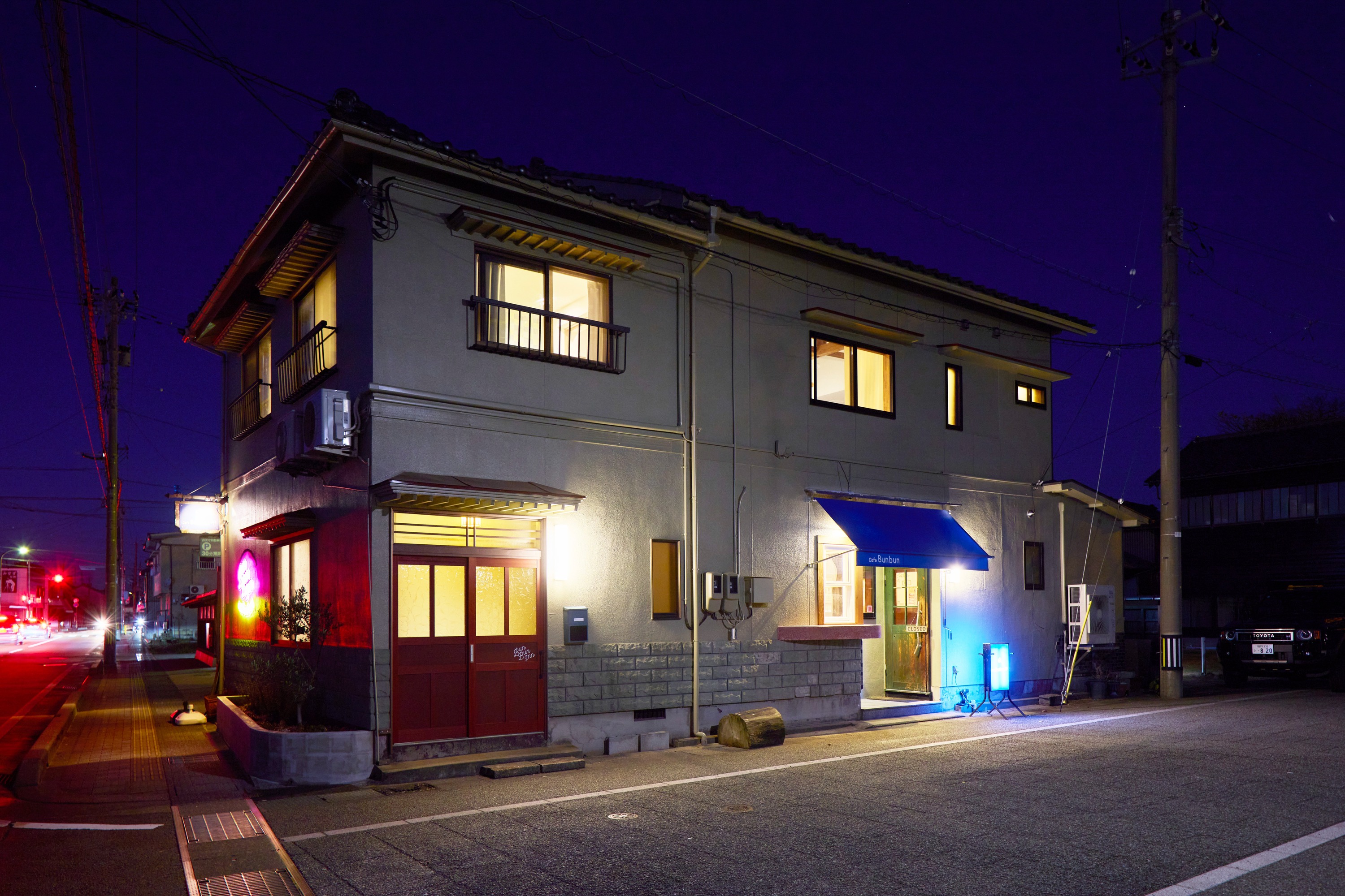 夜のブンブンINN。1階のcafe Bunbunの灯りと2階の客室の明かりが、丸岡の静かな夜に温かく灯ります。城下町の夜は驚くほど静かで、ぐっすりお休みいただけます。
