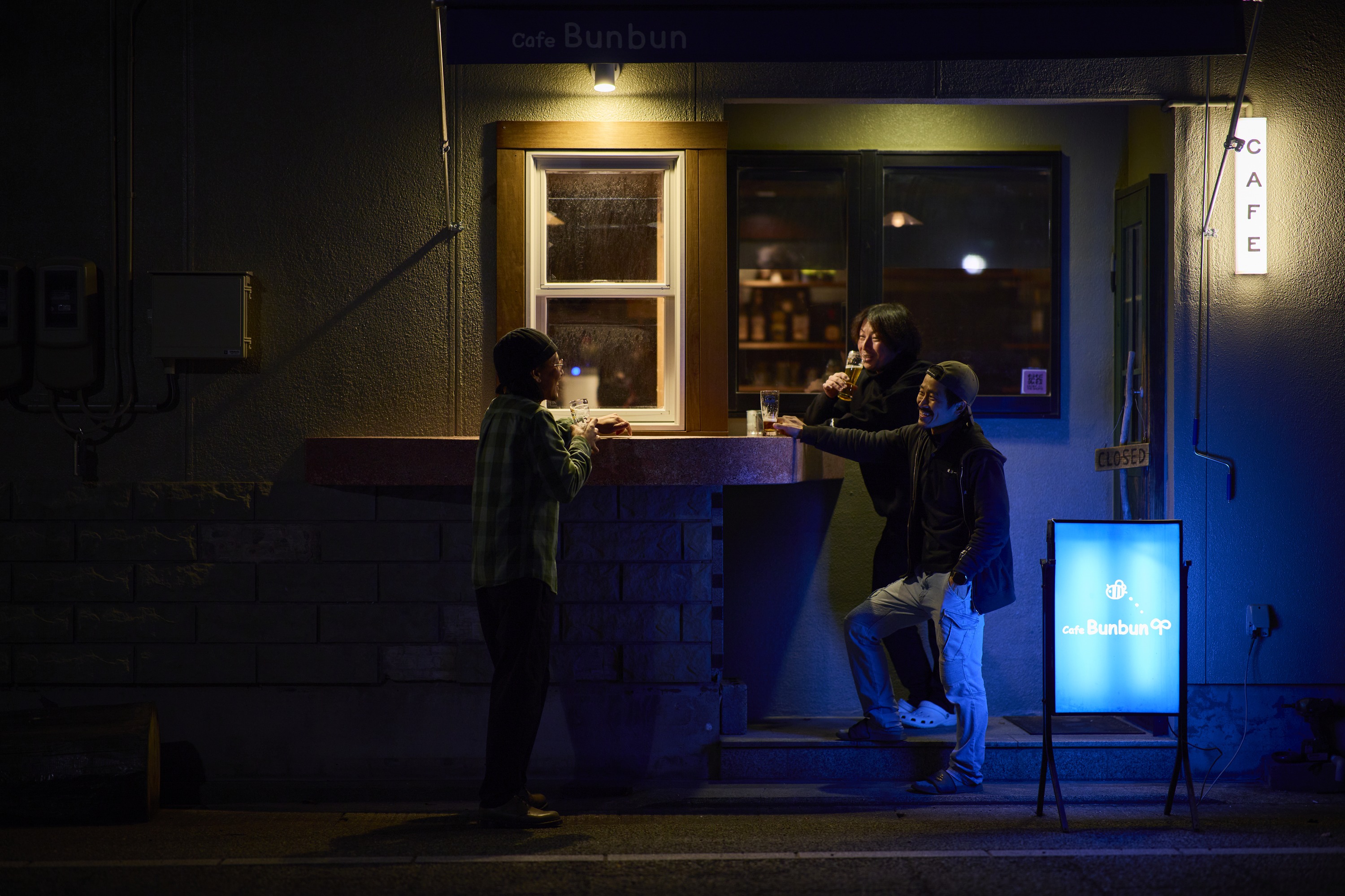 週末夜のcafe Bunbun。天気のいい日は外で立ち飲みスタイルもオススメです。地元の方との何気ない会話も、旅の思い出のひとつに。宿泊のお客様もお気軽にどうぞ。