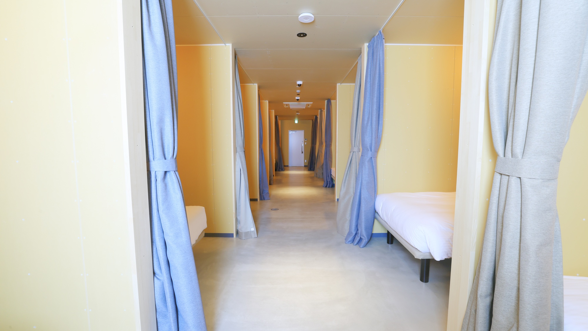 ・【キャビン】通路とキャビンはカーテンで仕切られております