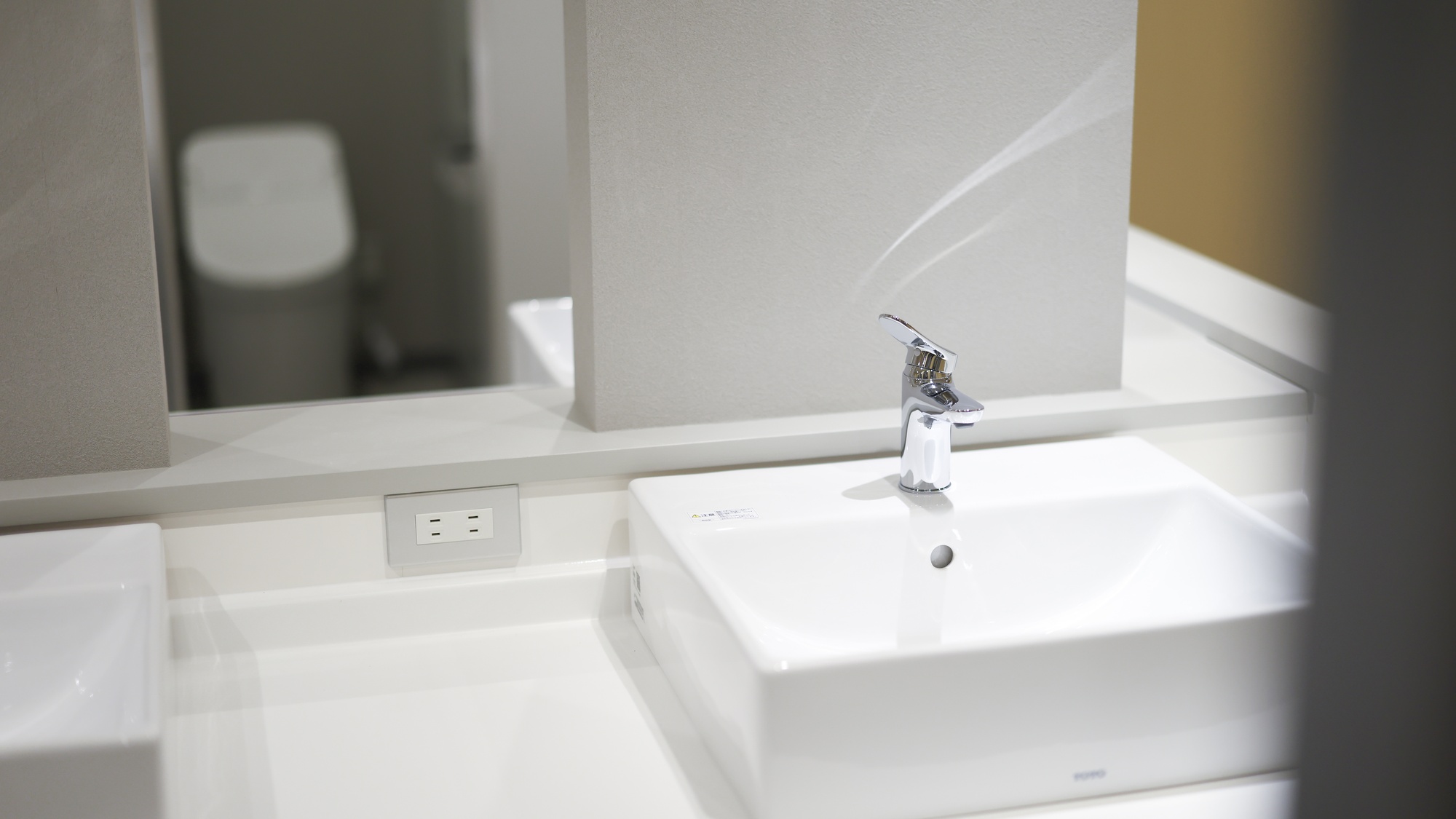 ・【トイレ・シャワールーム】洗面台正面にコンセント。備え付けドライヤーをご利用ください