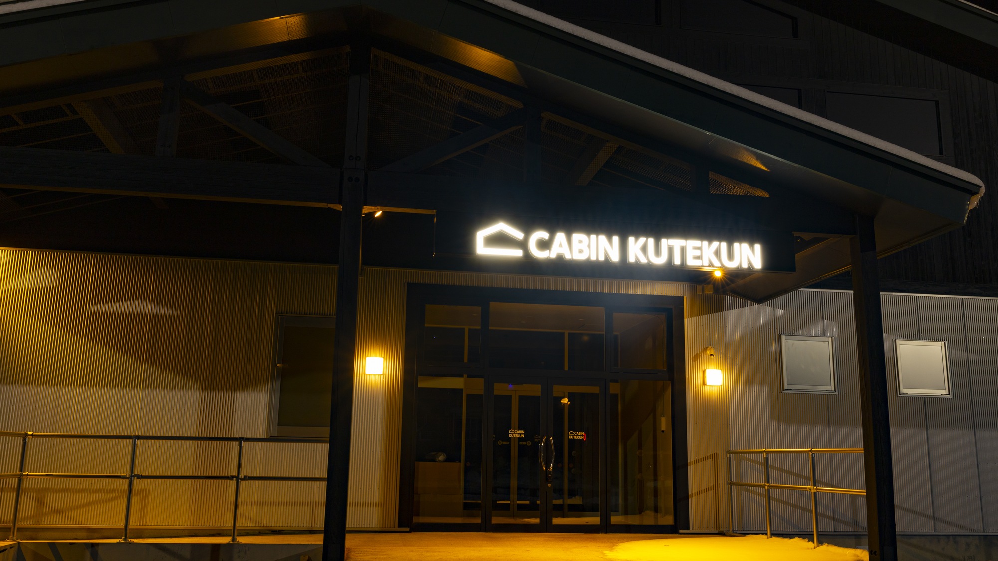 ・【外観】夜間こちらのネオンサインを目印にお越しください