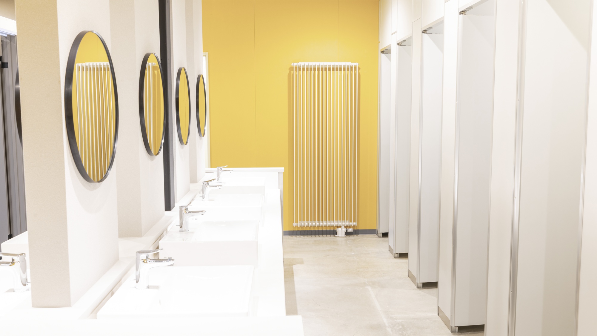 ・【トイレ・シャワールーム】洗面台ごとにドライヤーとハンドソープを備えています