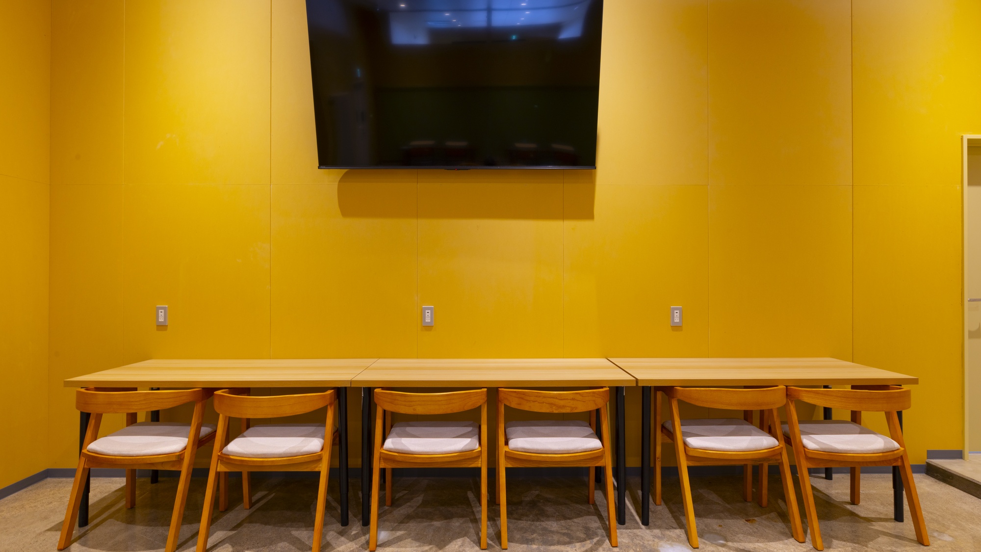 ・【ラウンジ】ロビーラウンジ、男性用ブースラウンジに大画面薄型テレビを設置