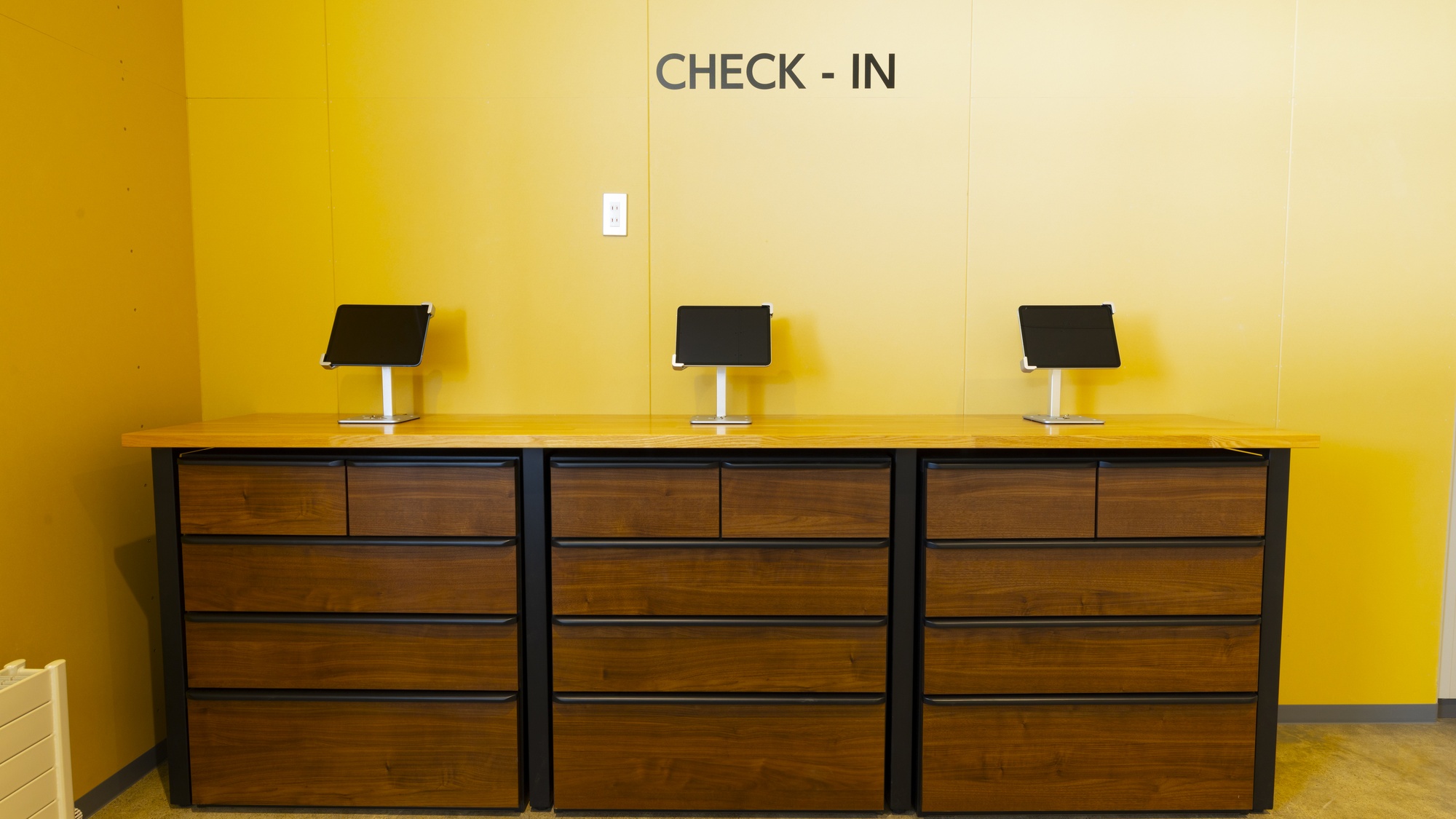 ・【チェックインカウンター】無人チェックイン導入。アメニティはカウンター下にございます