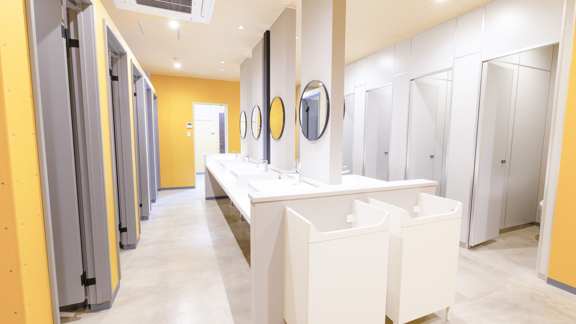 ・【トイレ・シャワールーム】ゆったりとスペースを取った洗面台は、快適にご利用いただけます