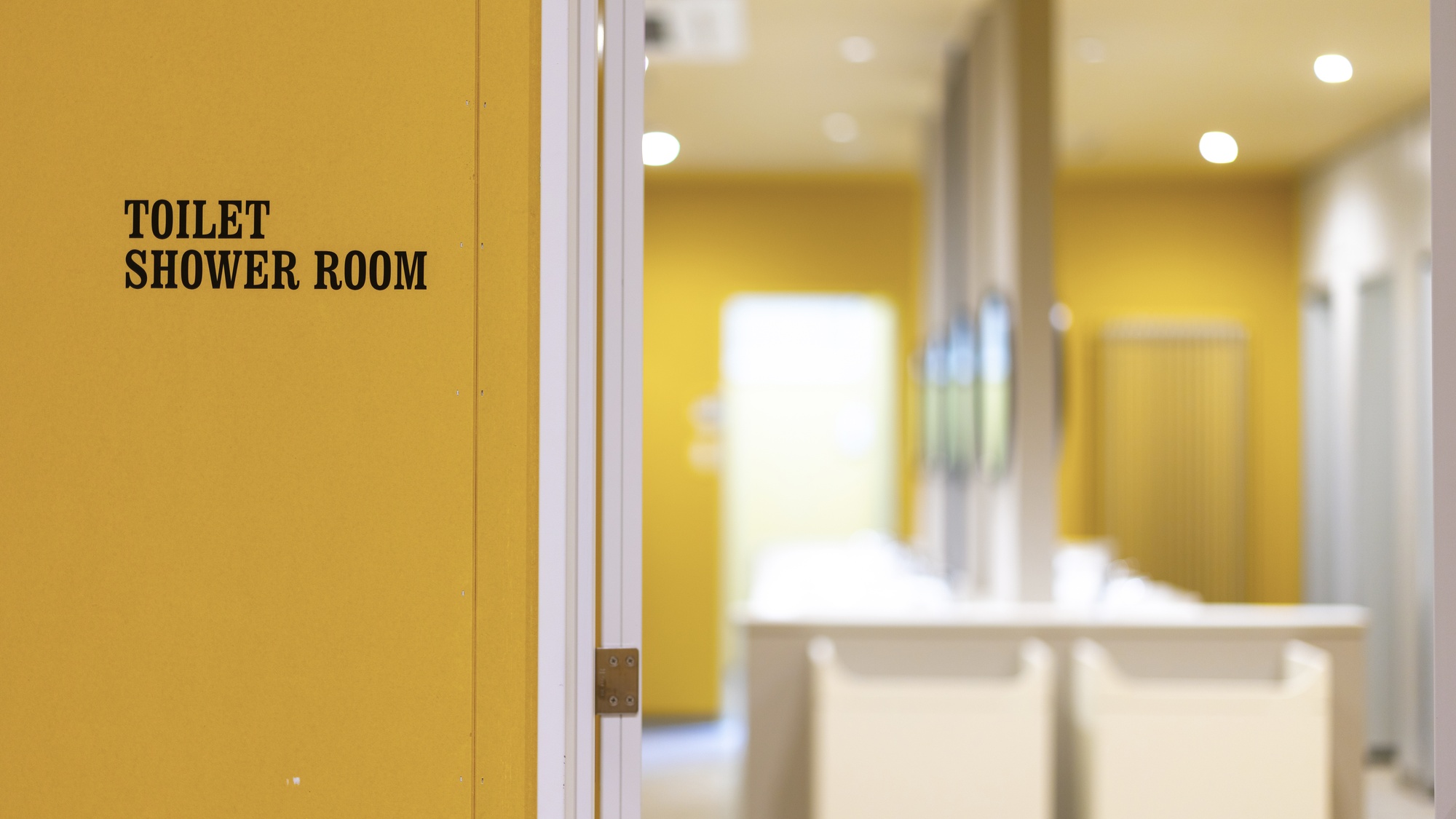 ・【トイレ・シャワールーム】シャワーブースは男性5か所、女性2か所をご用意しております