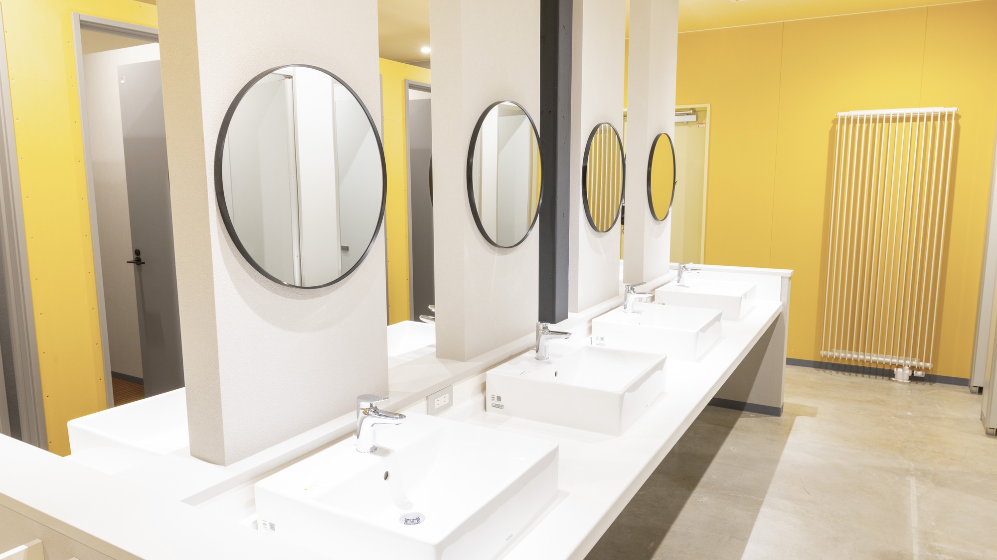 ・【トイレ・シャワールーム】白を基調としたシンプルなデザイン。清潔さを保つように心掛けております