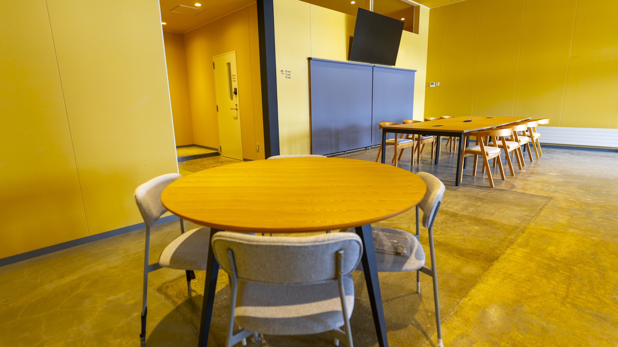 ・【ロビーラウンジ】少人数でご利用いただける丸テーブルをご用意しております