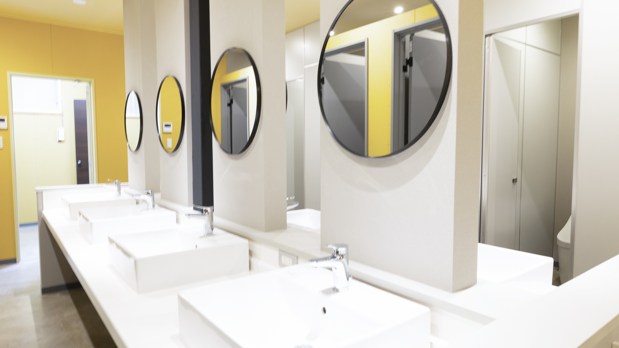 ・【トイレ・シャワールーム】大きな丸い鏡が洗面スペースのアクセントになっています