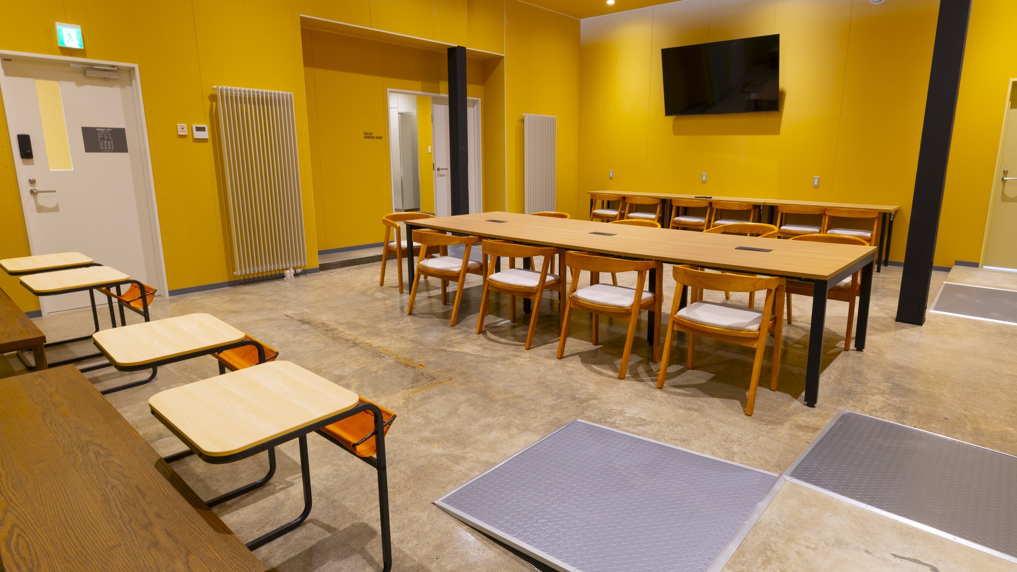 ・【ラウンジ】さまざまな机と椅子をご用意。用途に合わせてご利用ください