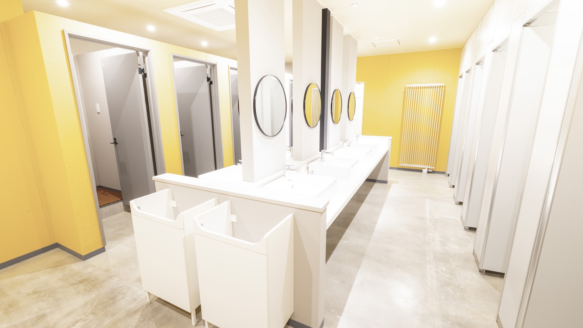 ・【トイレ・シャワールーム】タオル以外のアメニティはチェックインカウンター引き出しにございます