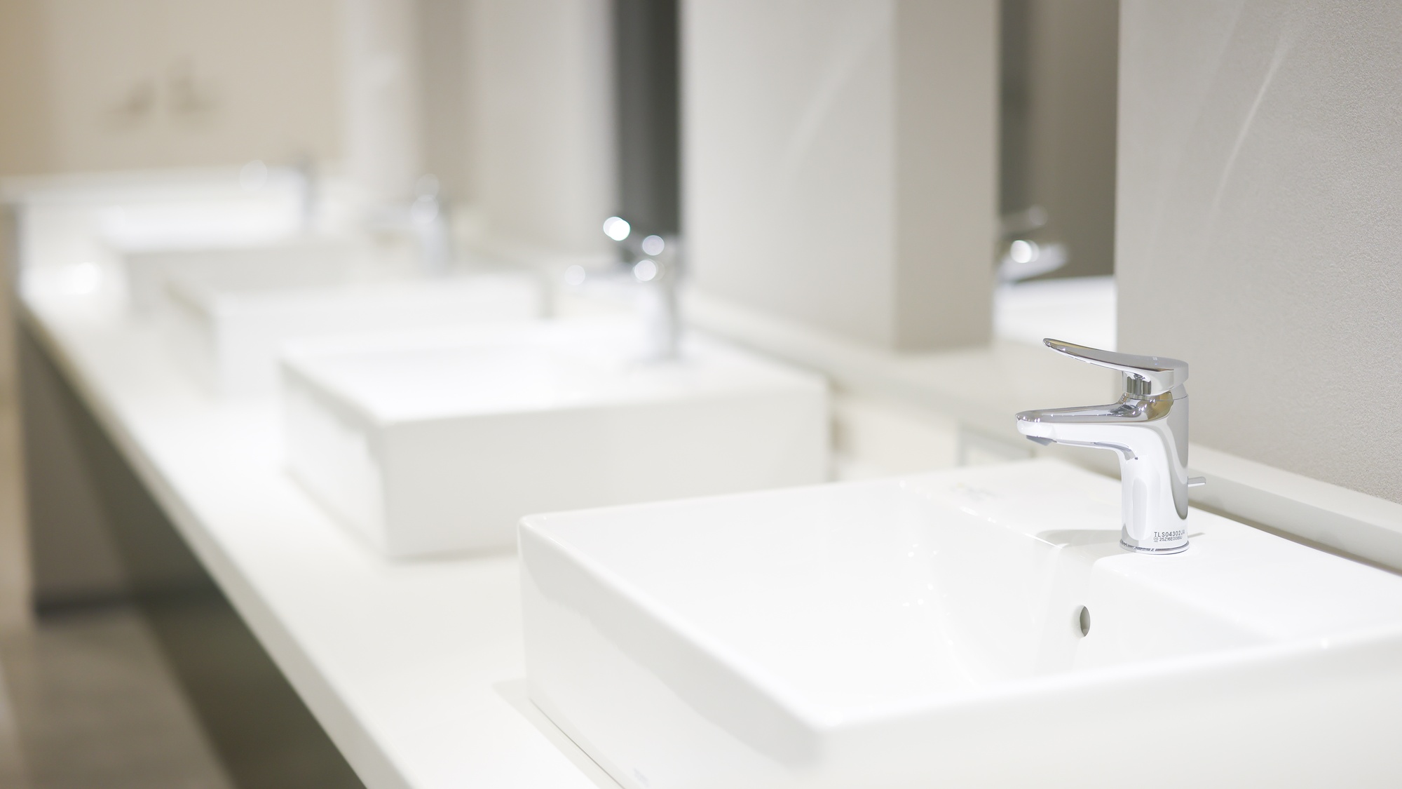 ・【トイレ・シャワールーム】各種アメニティはチェックインカウンター引き出しにございます