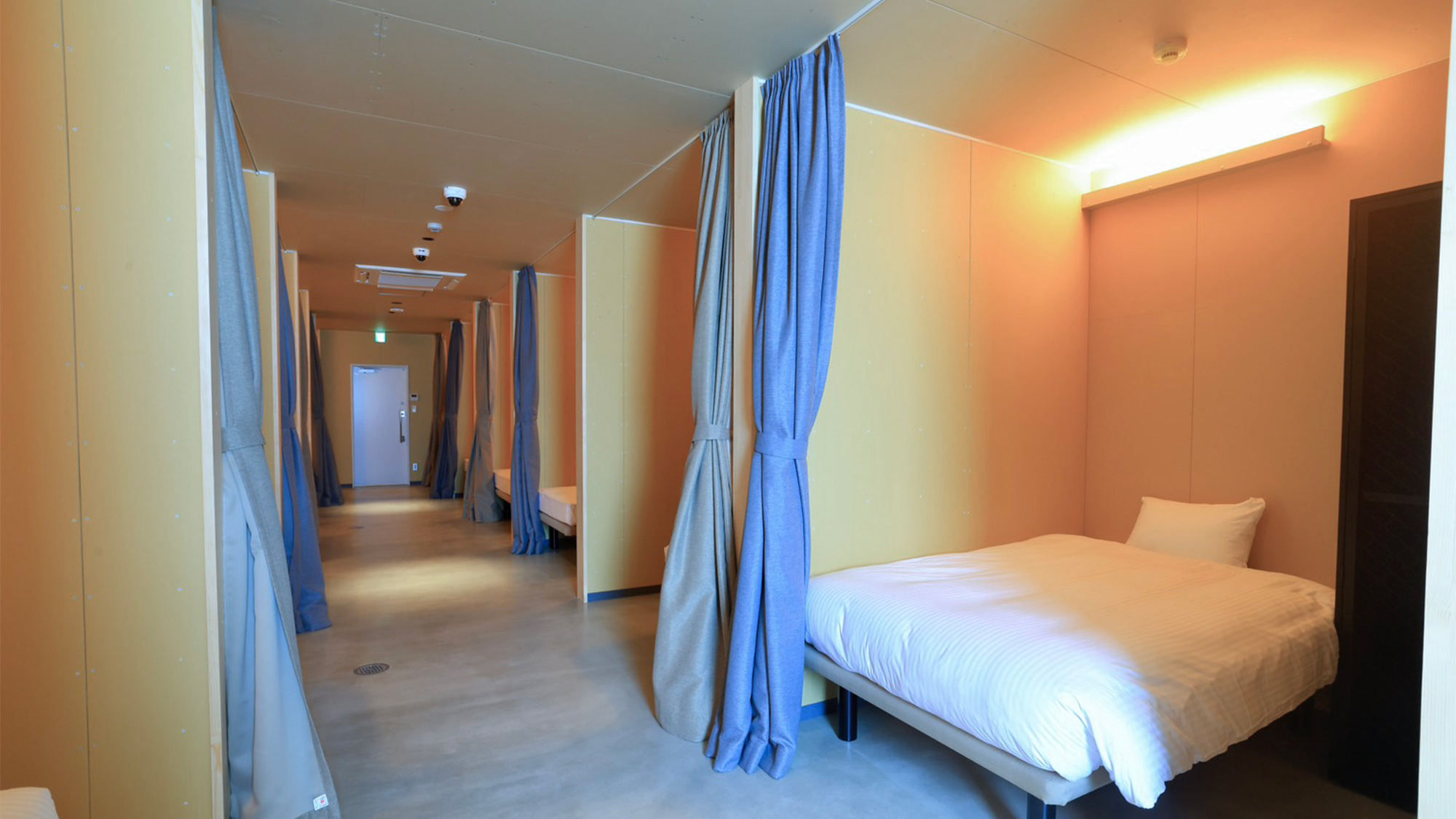 ・【セミダブルキャビン一例】カーテンとパーテーションで仕切られた半個室（鍵なし）