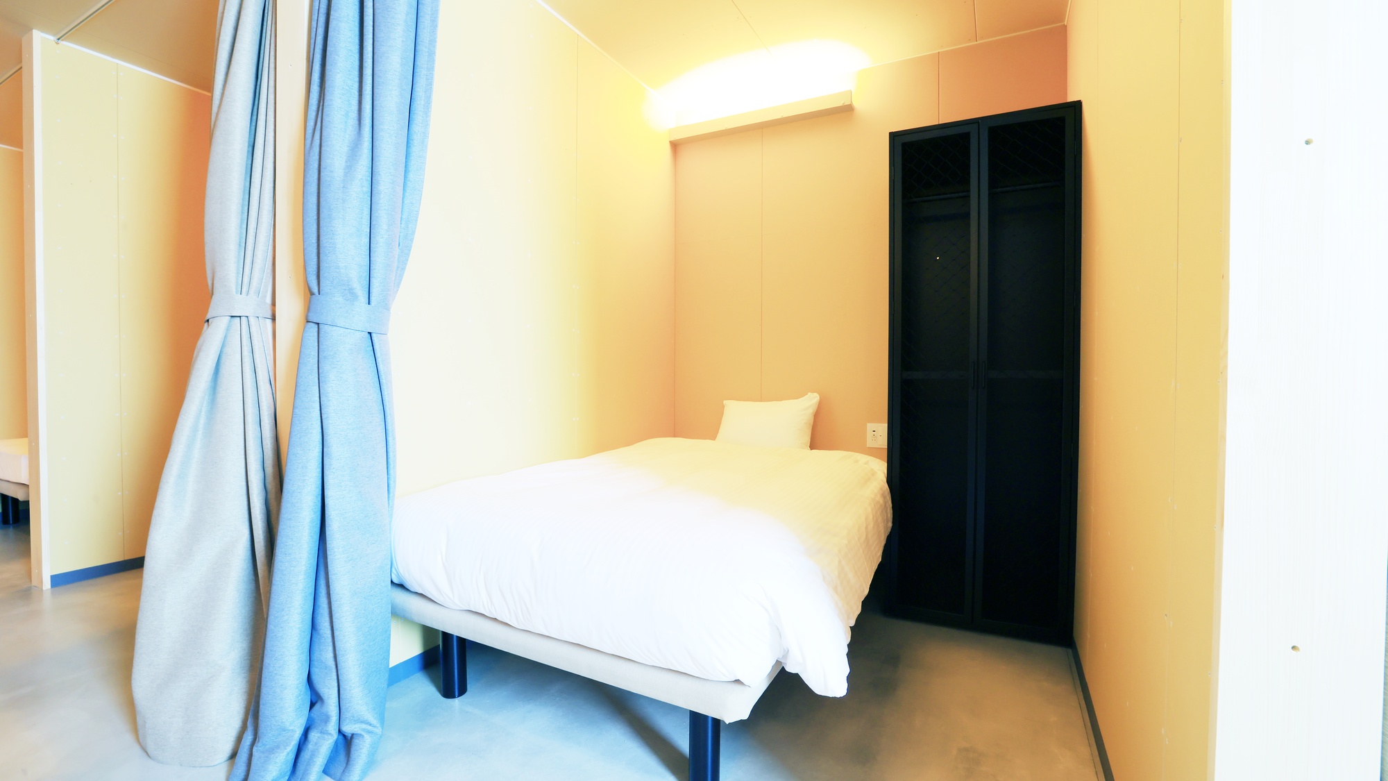 ・【セミダブルキャビン一例】枕元に照明スイッチとコンセントを備えております