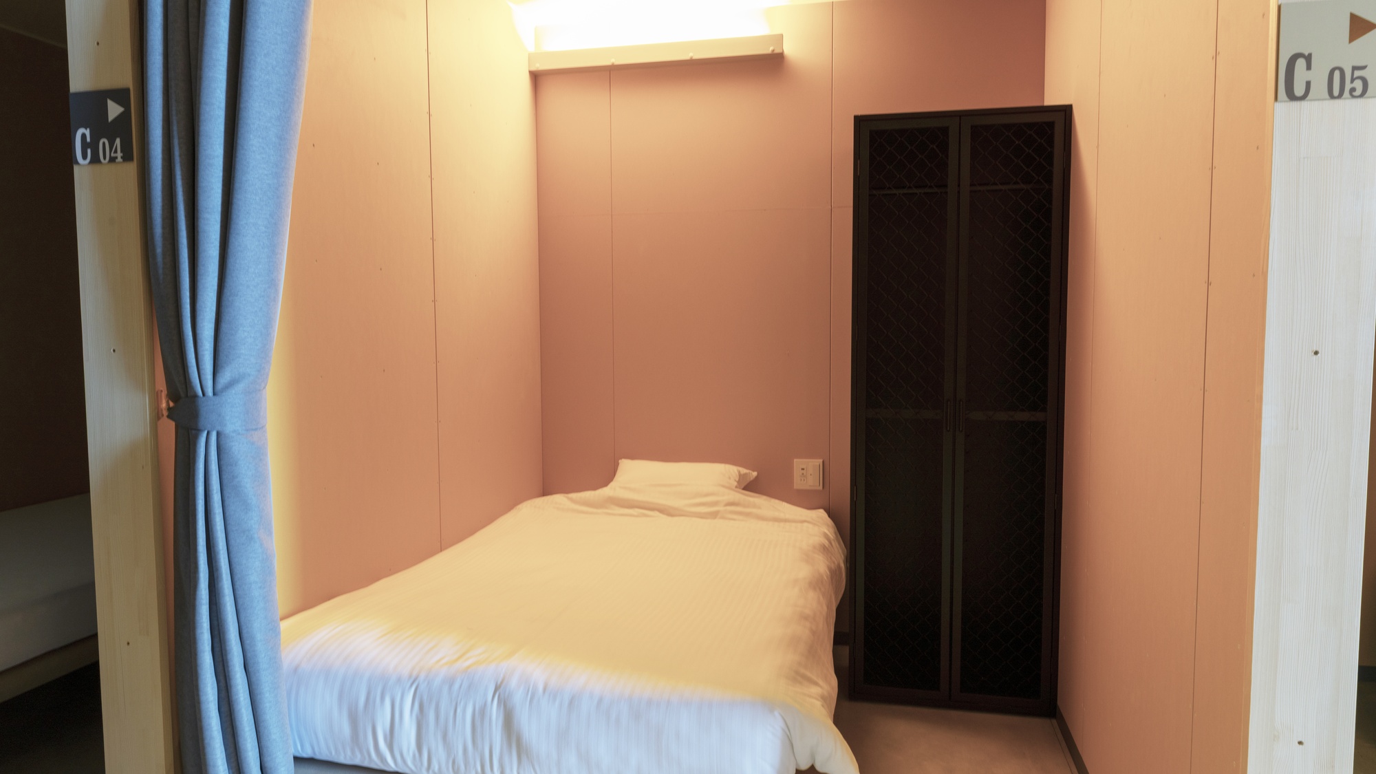 ・【セミダブルキャビン一例】ベッド脇に荷物用ロッカー（ワイヤー錠付き）がございます