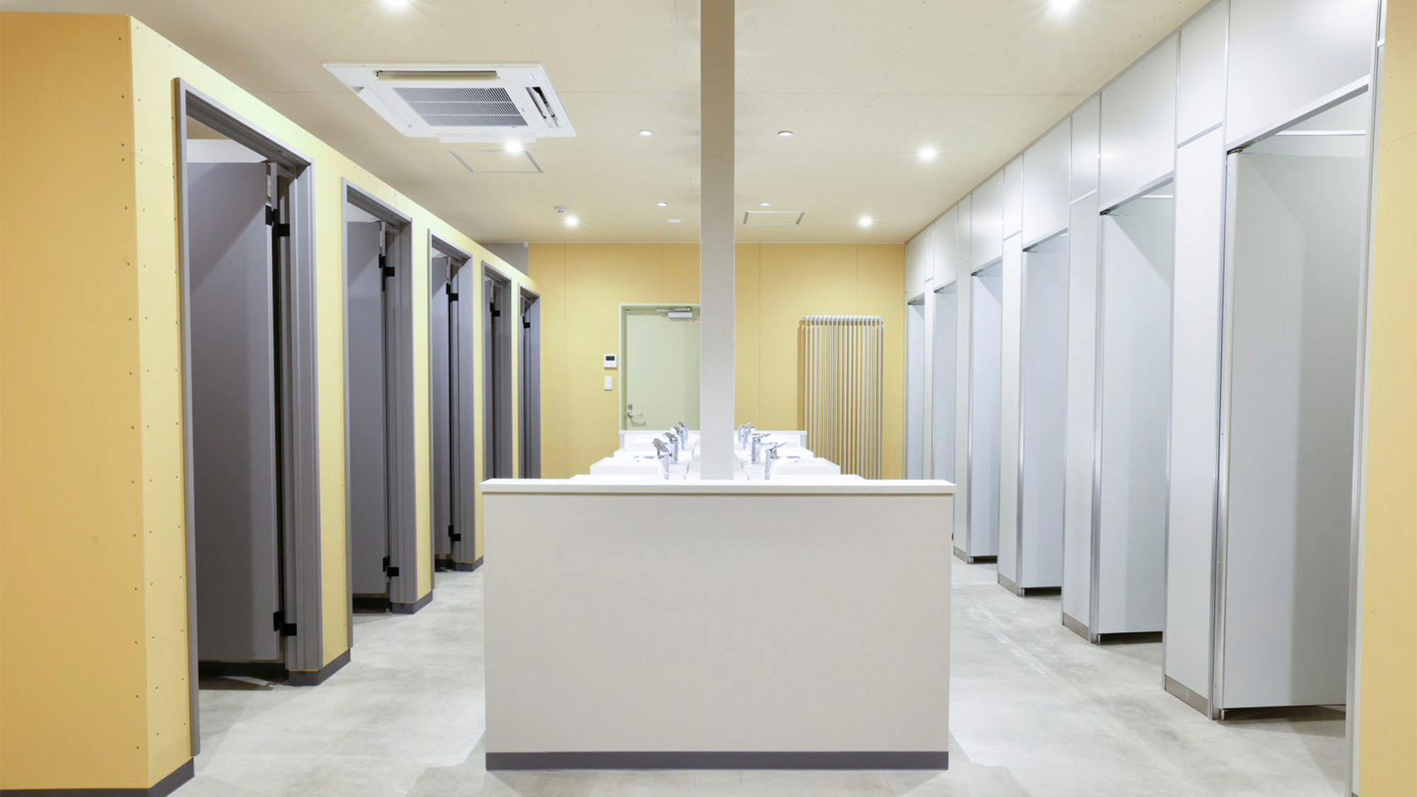 ・【シャワールームと洗面台】シンプルで清潔感のある空間です