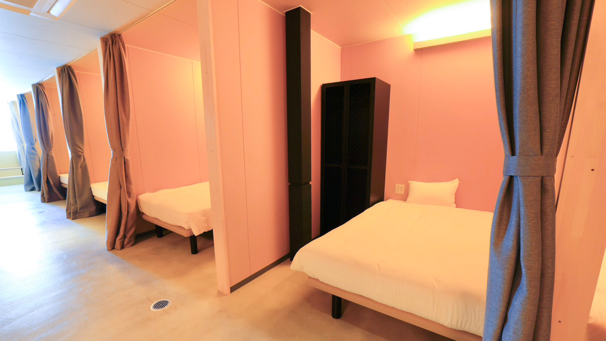 ・【セミダブルキャビン一例】ベッド脇には荷物用ロッカー、枕上にライトを設置しております