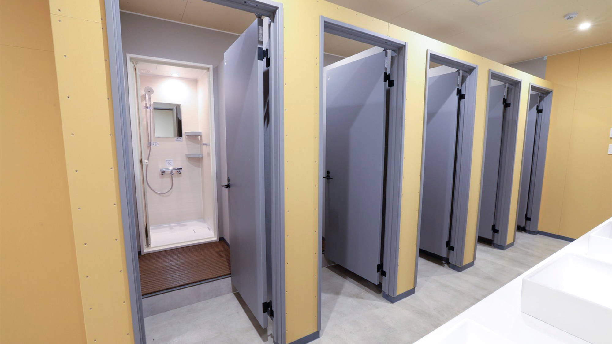 ・【シャワールーム】内鍵付き。清掃時間以外、空いていればいつでもご利用いただけます