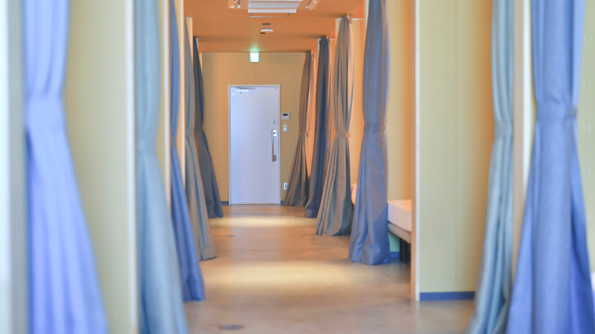 ・【キャビン通路】通路とキャビンはカーテンで仕切られております