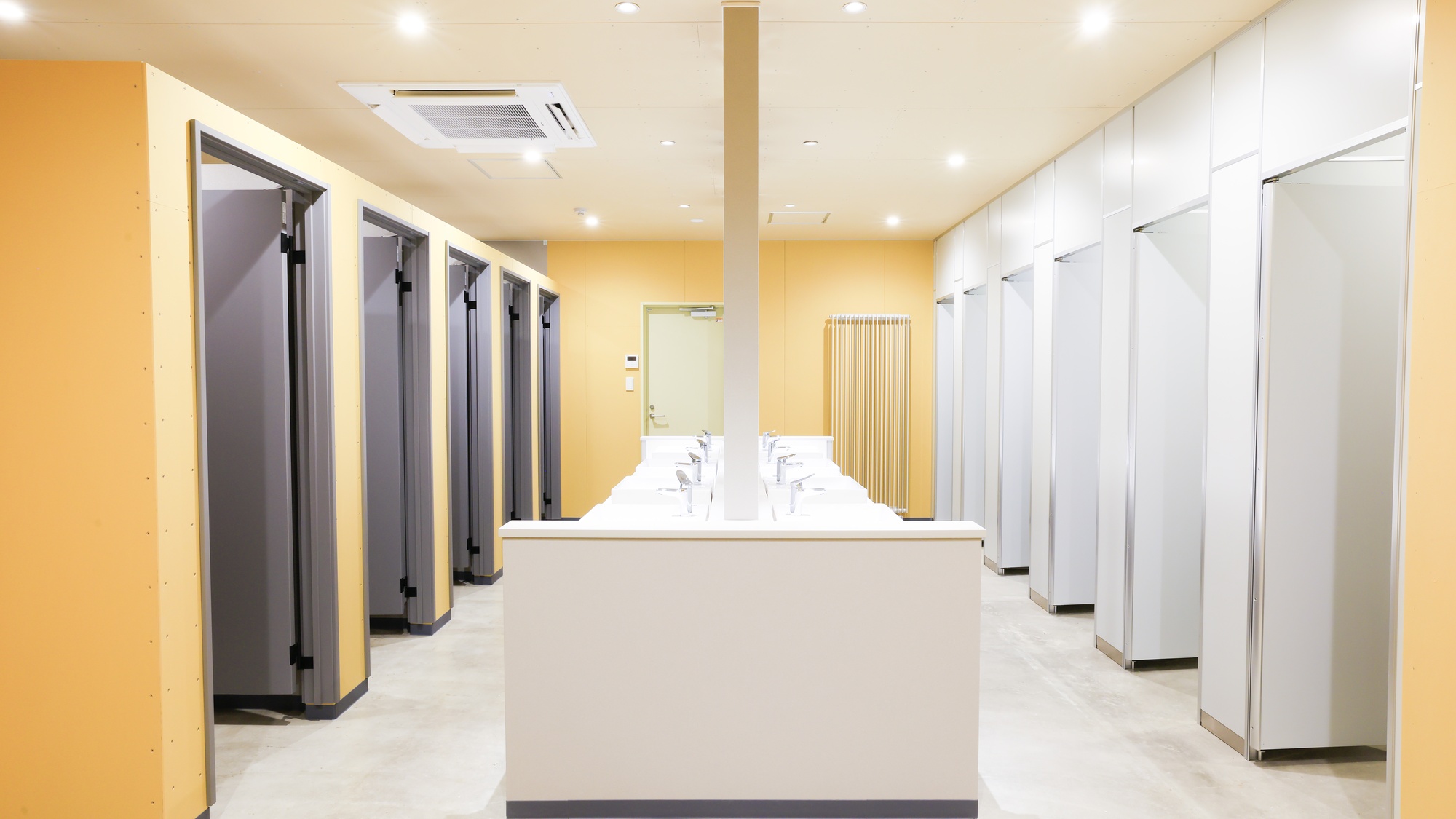 ・【トイレ・シャワールーム】中央が洗面台で、グレー扉がシャワー、白扉がトイレです