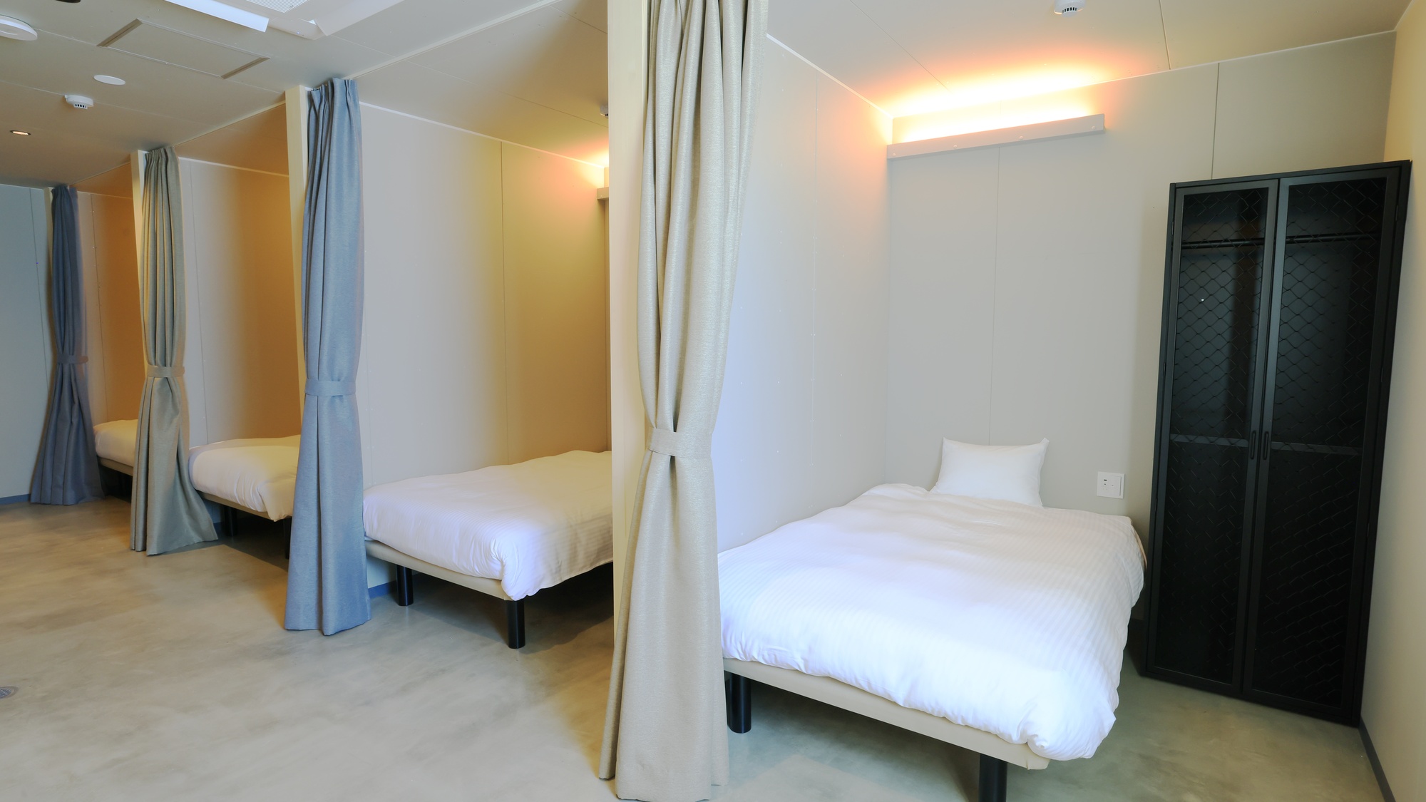 ・【セミダブルキャビン一例】パーテーションと軽量設計の壁で仕切られた半個室（鍵なし）