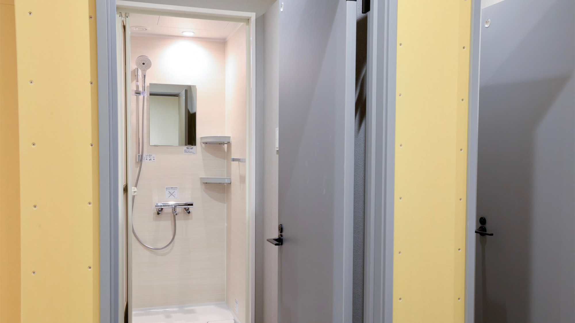 ・【シャワールーム】男性用が5カ所、女性用が2カ所ございます