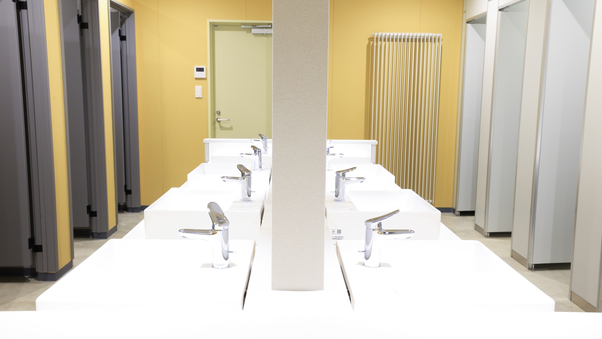 ・【トイレ・シャワールーム】鏡付きの独立洗面台で、身支度に便利です