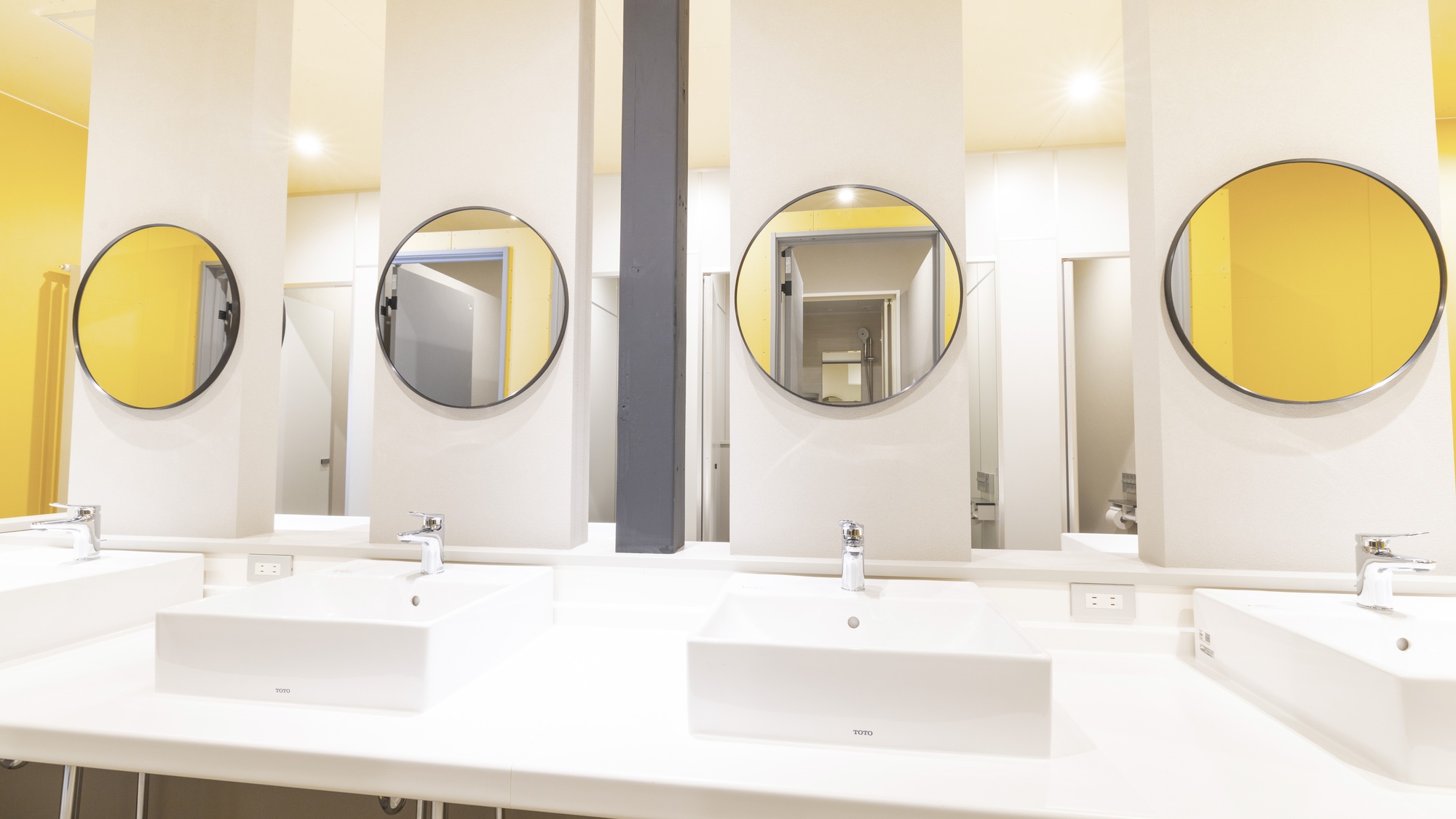 ・【トイレ・シャワールーム】洗面スペースは広めで、混雑時も快適にご利用いただけます