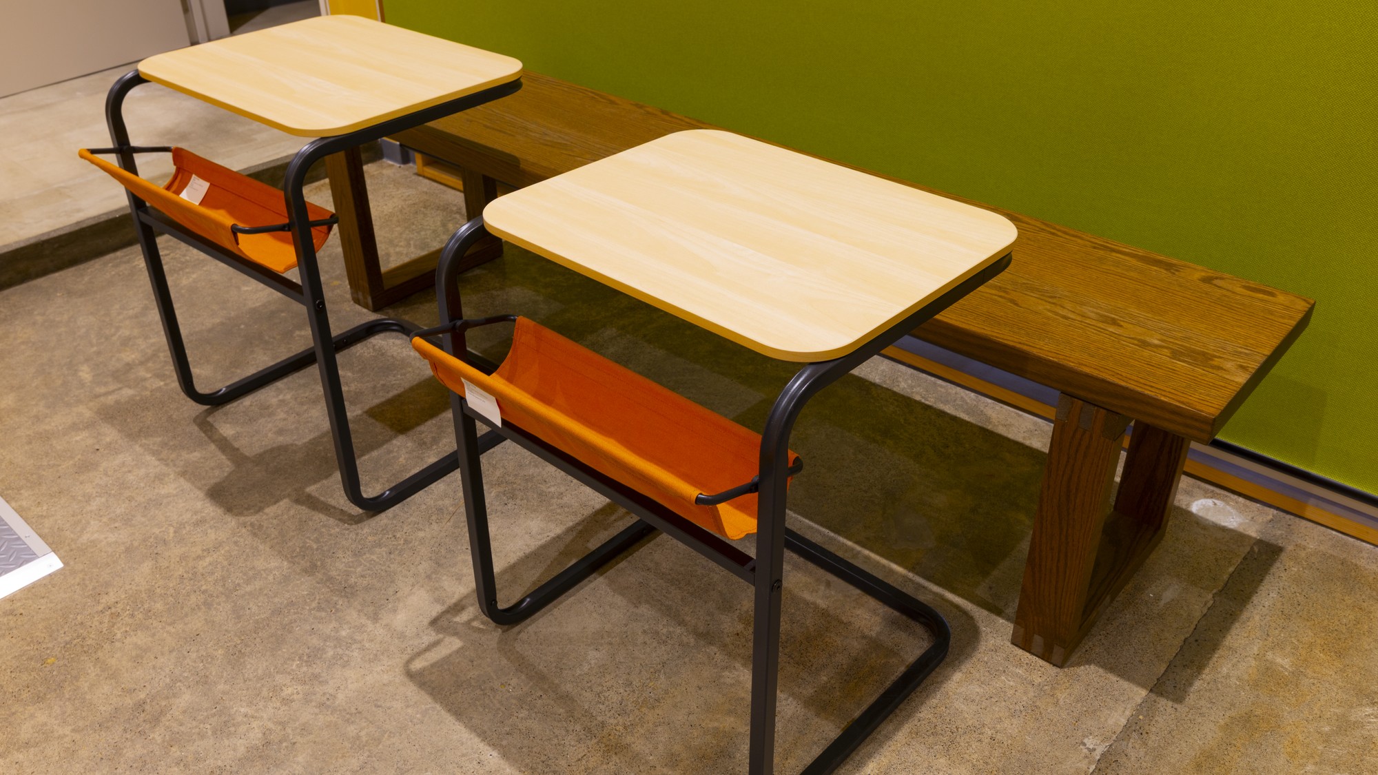 ・【ラウンジ】お一人様用デスクをご用意。パソコン作業にピッタリです