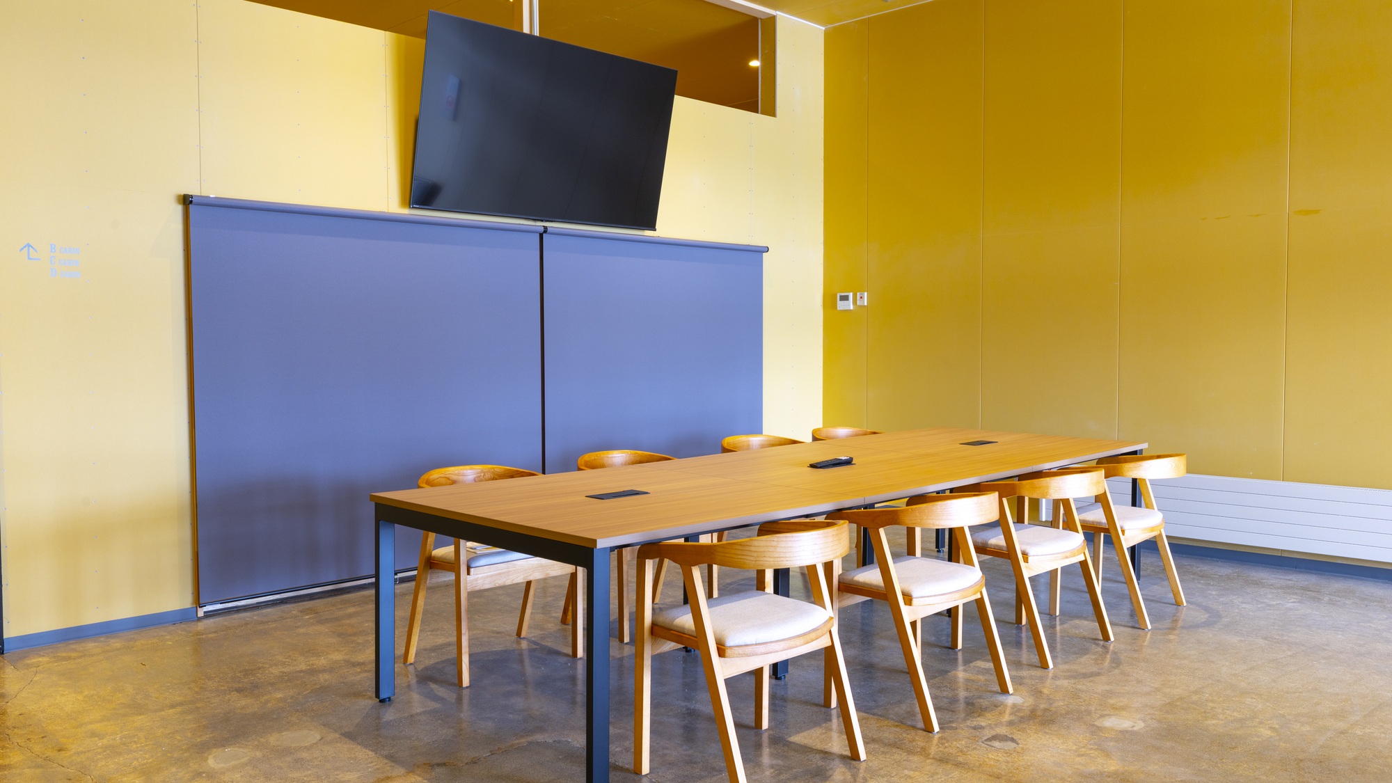 ・【ロビーラウンジ】大人数でご利用いただける長テーブルをご用意しております