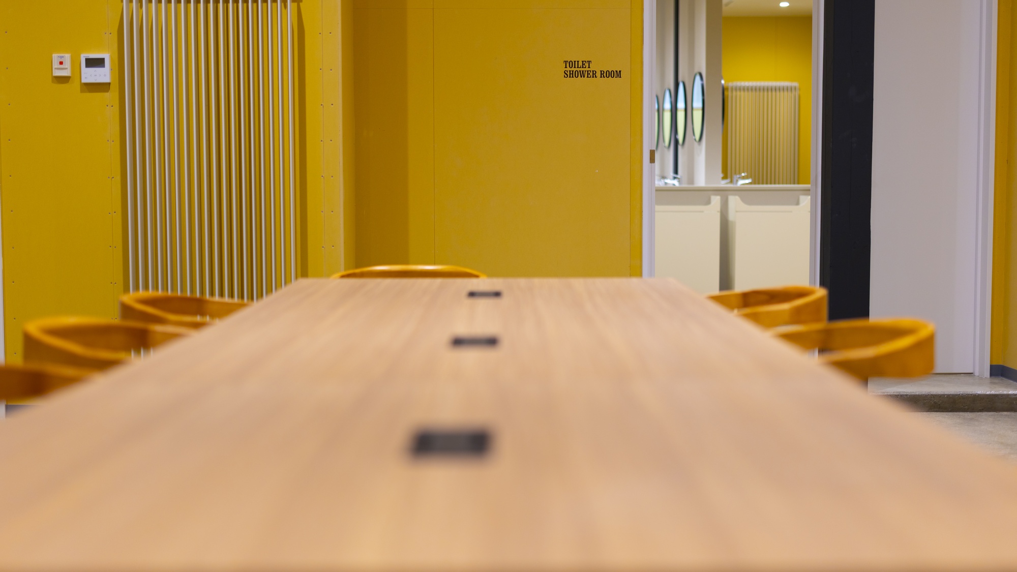 ・【ラウンジ】ラウンジ隣にトイレ・シャワールームがあり便利です