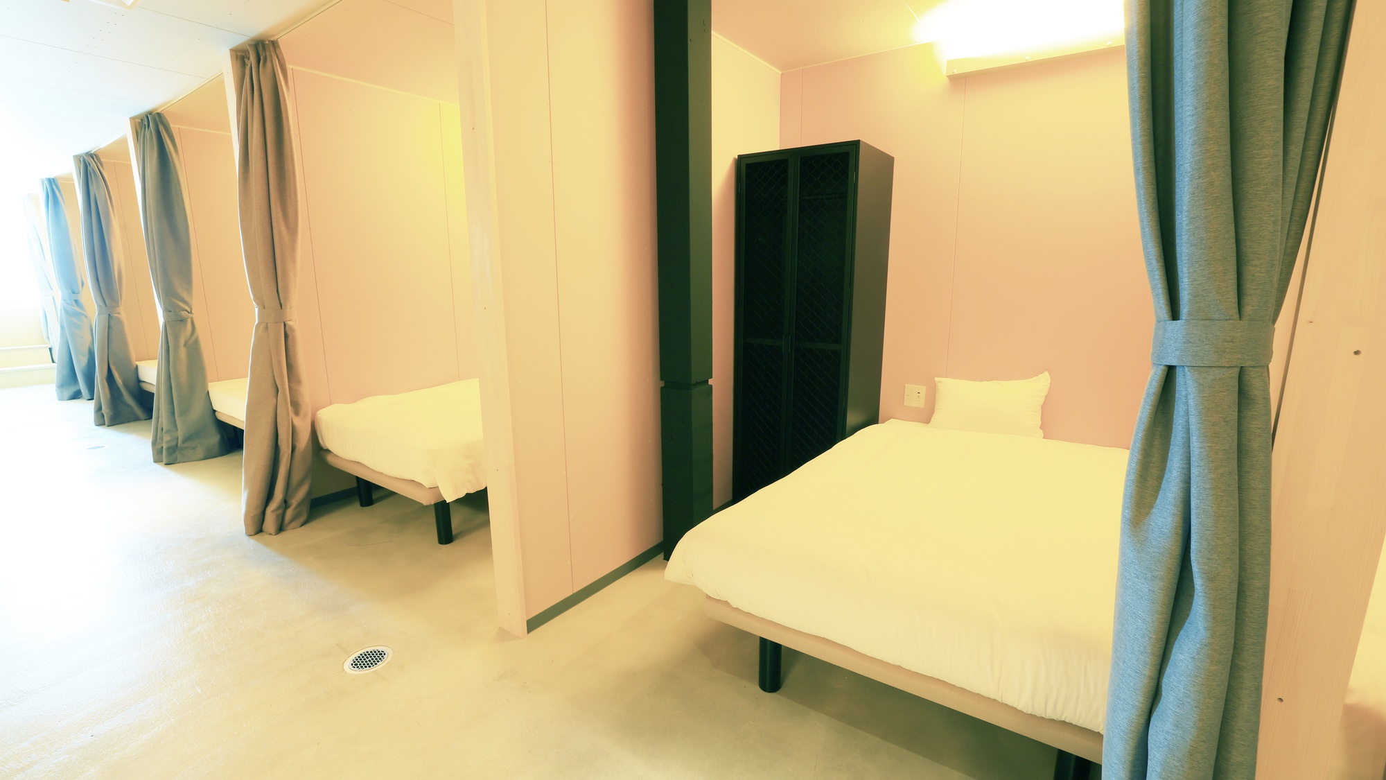 ・【セミダブルキャビン一例】キャビンは6名様用、14名様用、21名様用のブースを構成しています