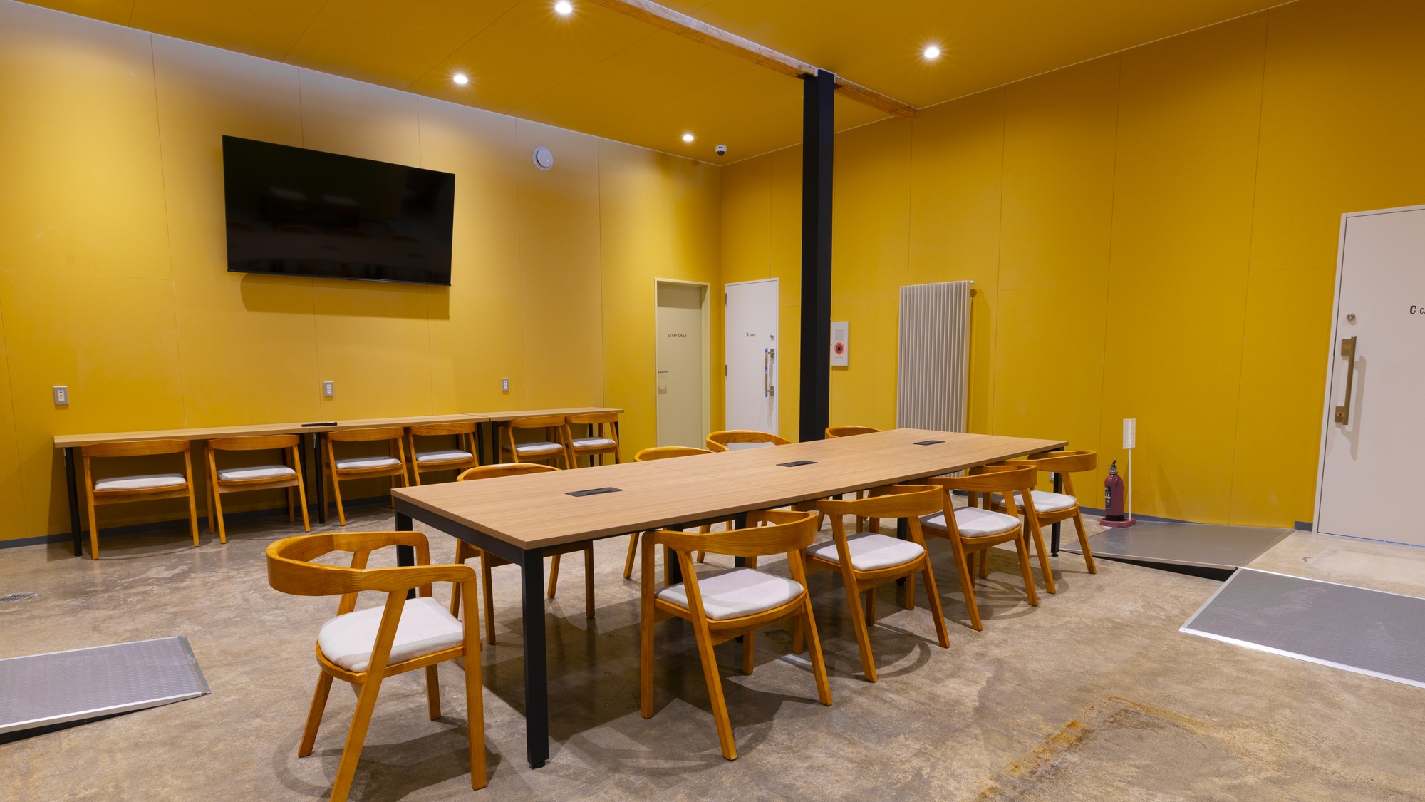 ・【ラウンジ】さまざまな机と椅子のほか、コンセントもご用意しております