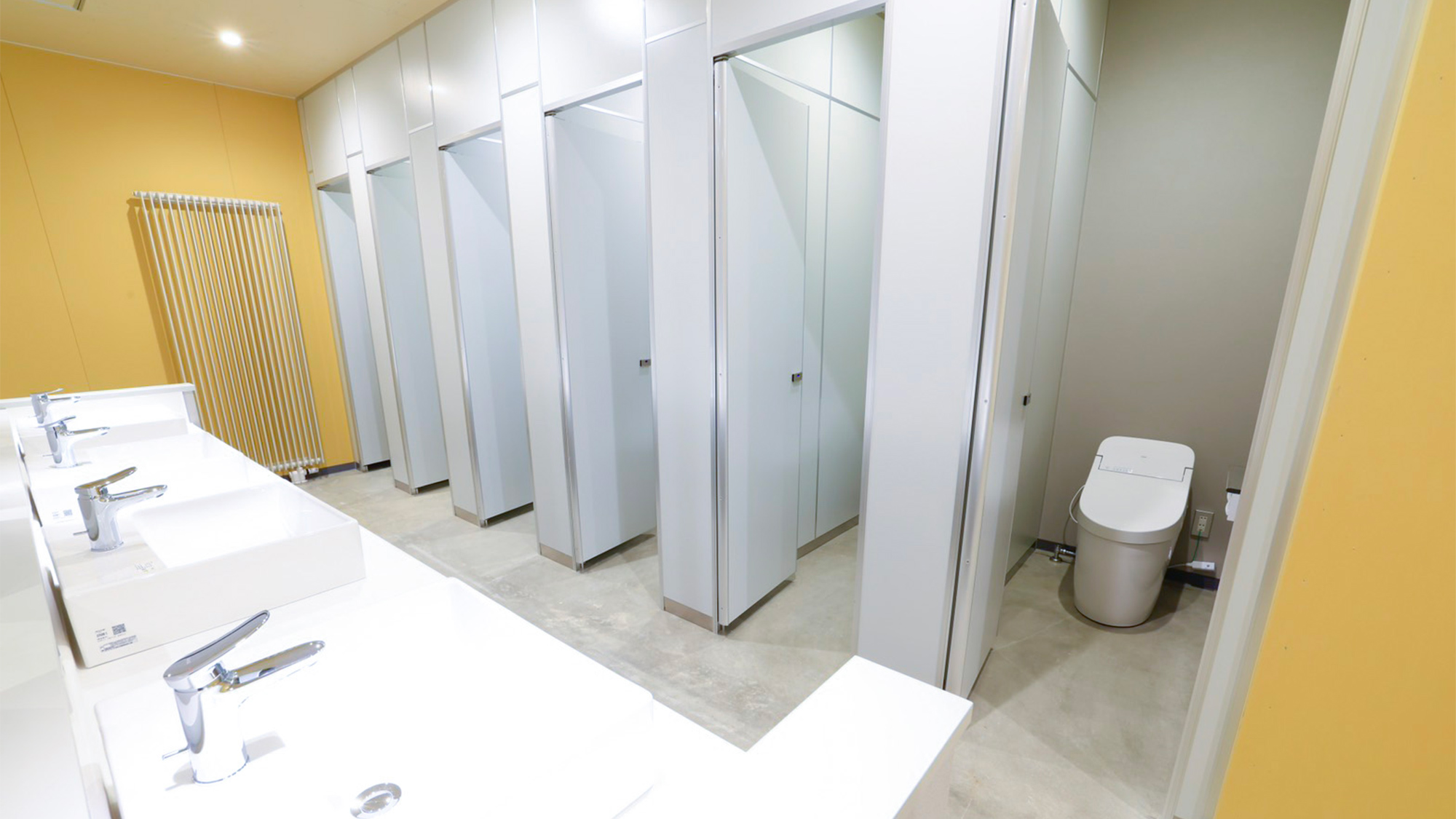 ・【トイレ】こちらも共用です。温水洗浄便座を完備