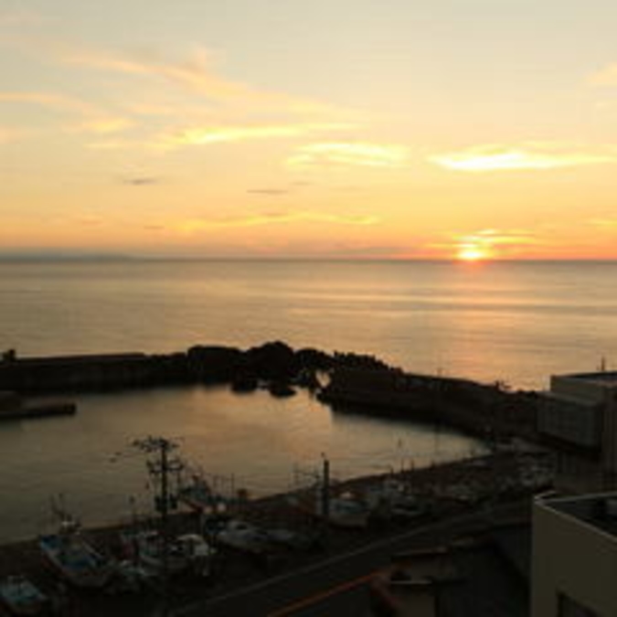 岩本屋前に沈む夕日