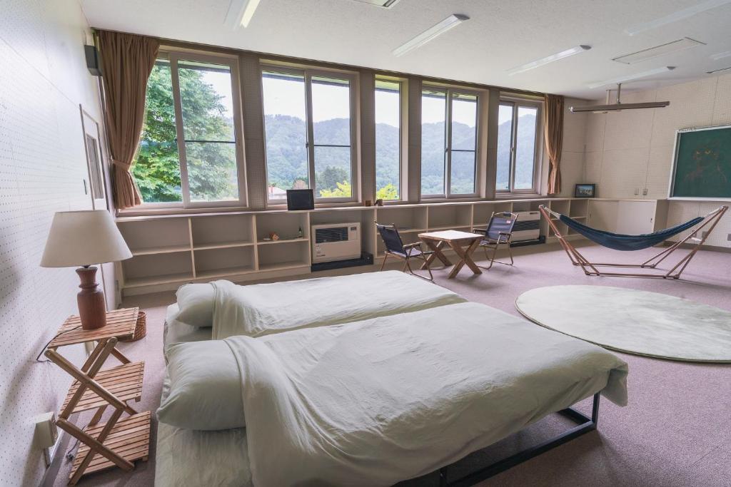 「学校に泊まる」という、一生の思い出に残る特別な体験を家族みんなで。元音楽室をリノベーションした、ワクワクが詰まったファミリールームです。  【お子様連れに嬉しいポイント】 ・防音室なので、お子様がはしゃいだり大きな声を出したりしても、隣室を気にせずのびのび過ごせます。 ・大きな黒板は使い放題！お絵描きをしたり、学校ごっこを楽しんだり。  学校の面影に包まれながらも、ホテルのような安心感の中で家族の絆を深めるひと時をお過ごしください。