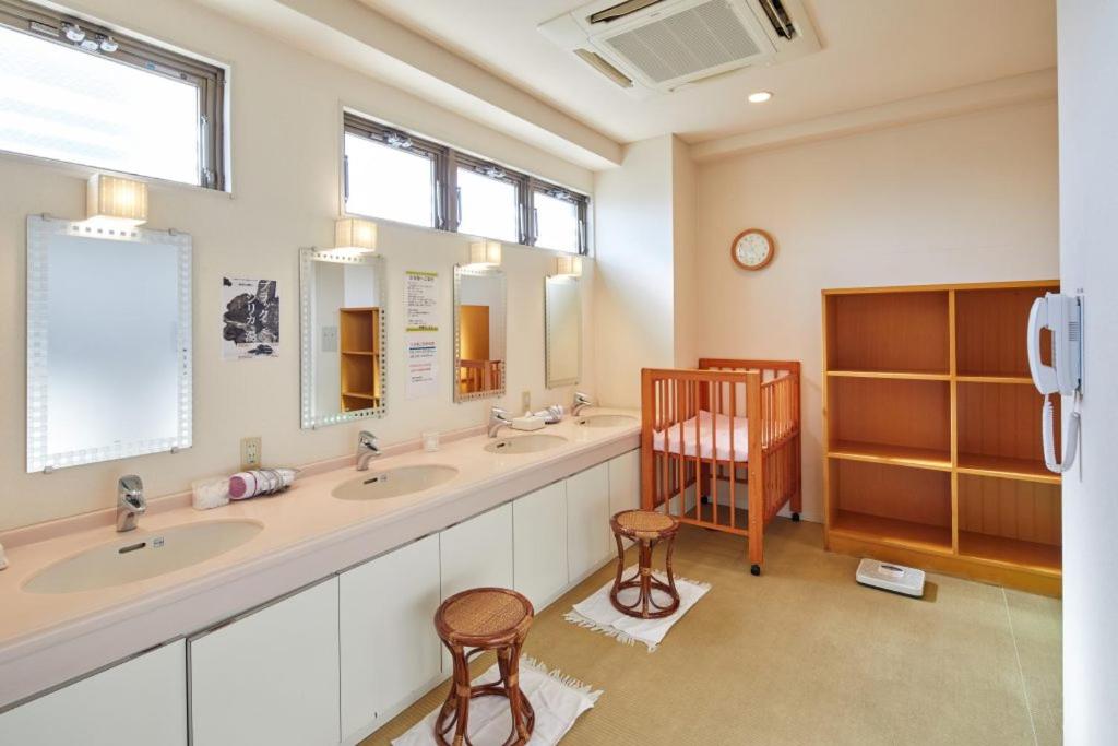2階大浴場は男女入替制。 脱衣所にはベビーベッド設置。赤ちゃんが一緒でも着替えに便利。