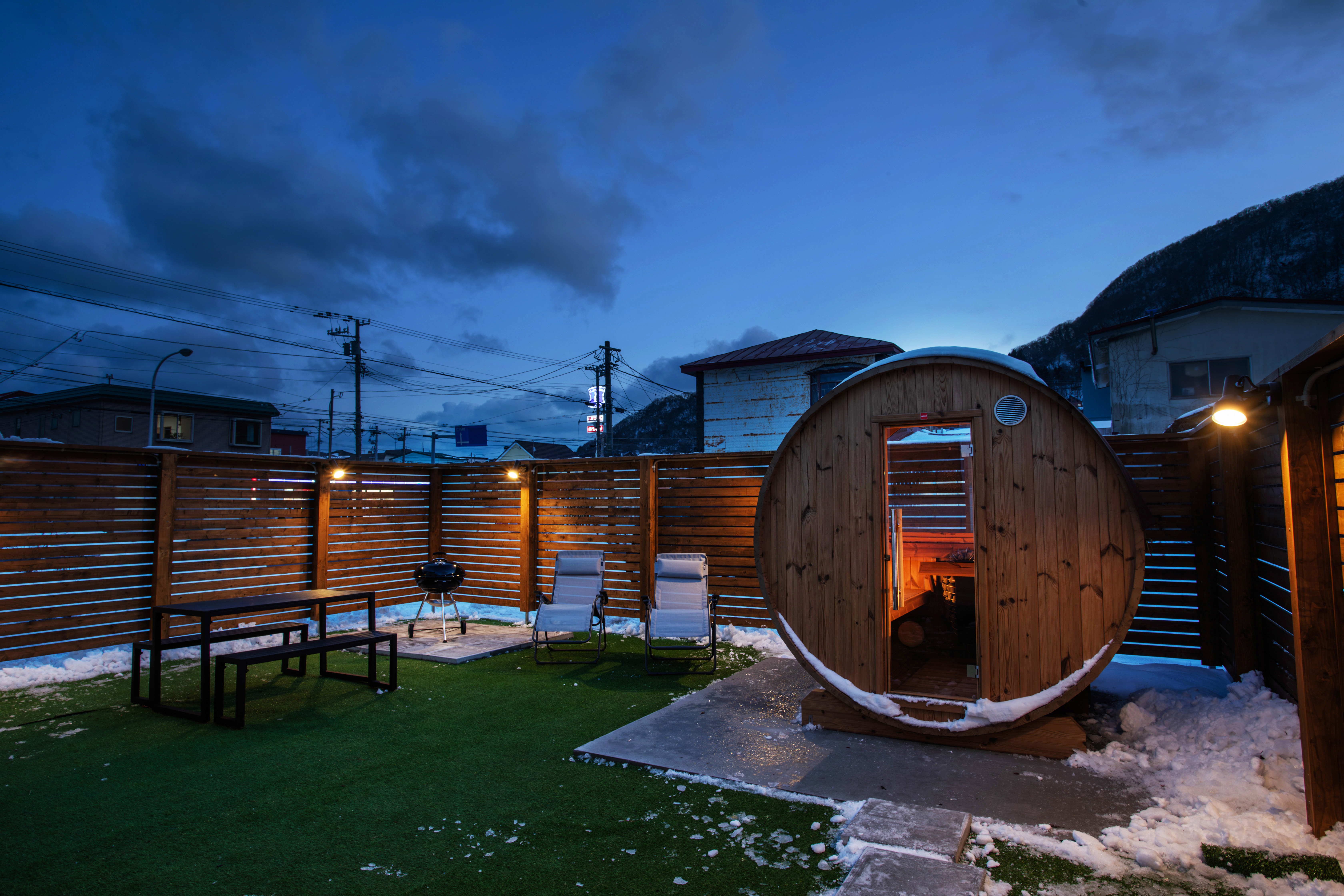 宿泊者専用のプライベートバレルサウナがついている庭。 他の人を気にせず整い、BBQも野外で楽しむことができます。