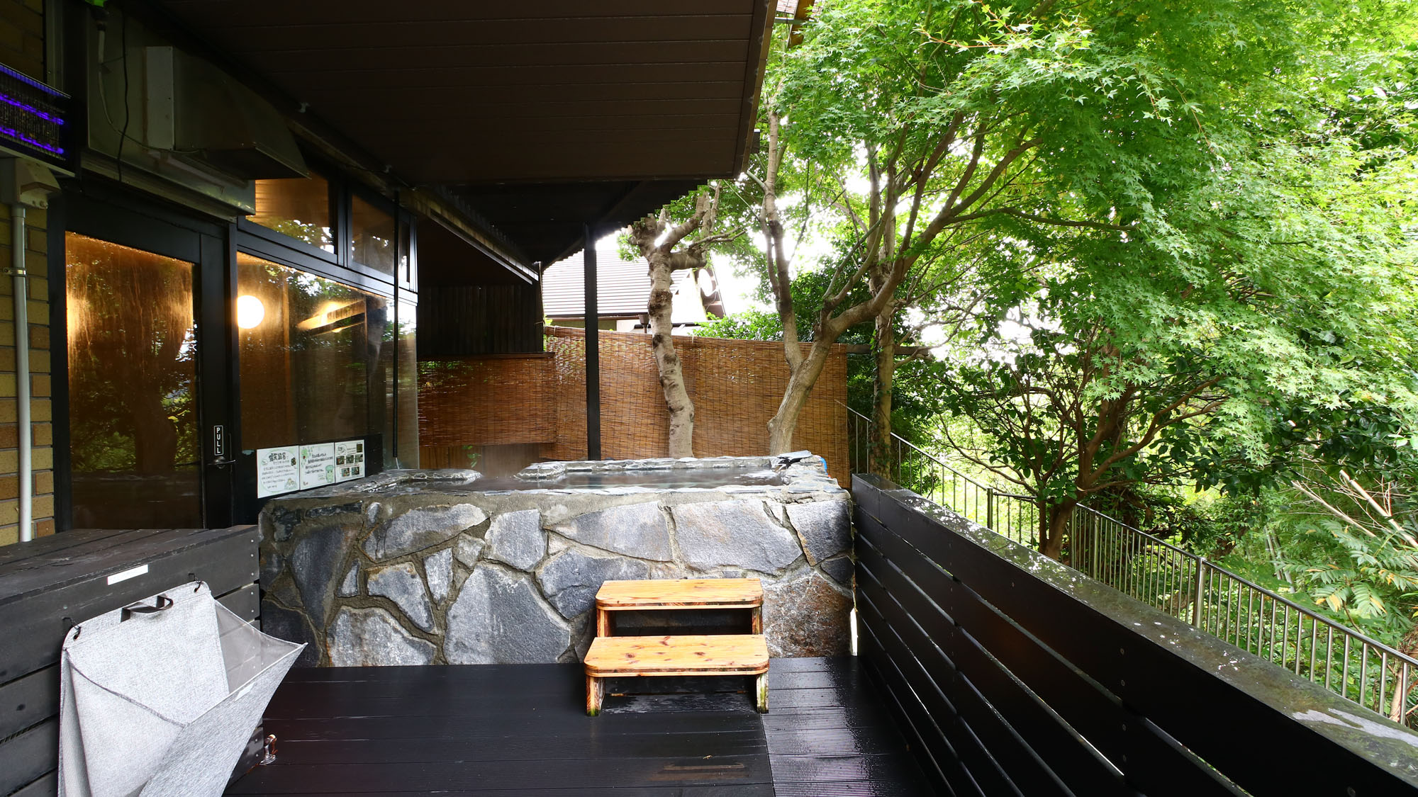 お風呂_虹の湯_緑が映える露天風呂*