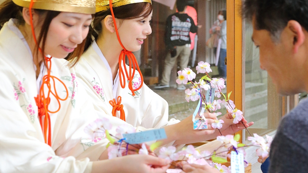 【花見】春限定！金ヶ崎 夜桜ライトアップ＊ランタンで歩く“花換まつり”＊タクシーサポート付｜1泊2食