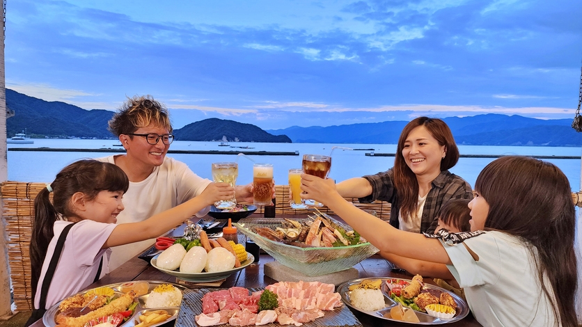 夕暮れテラスで海を見ながらまんぷくＢＢＱプラン♪お刺身＆焼ガニ付！海鮮５種×牛＆豚カルビ＆鶏の炭火焼